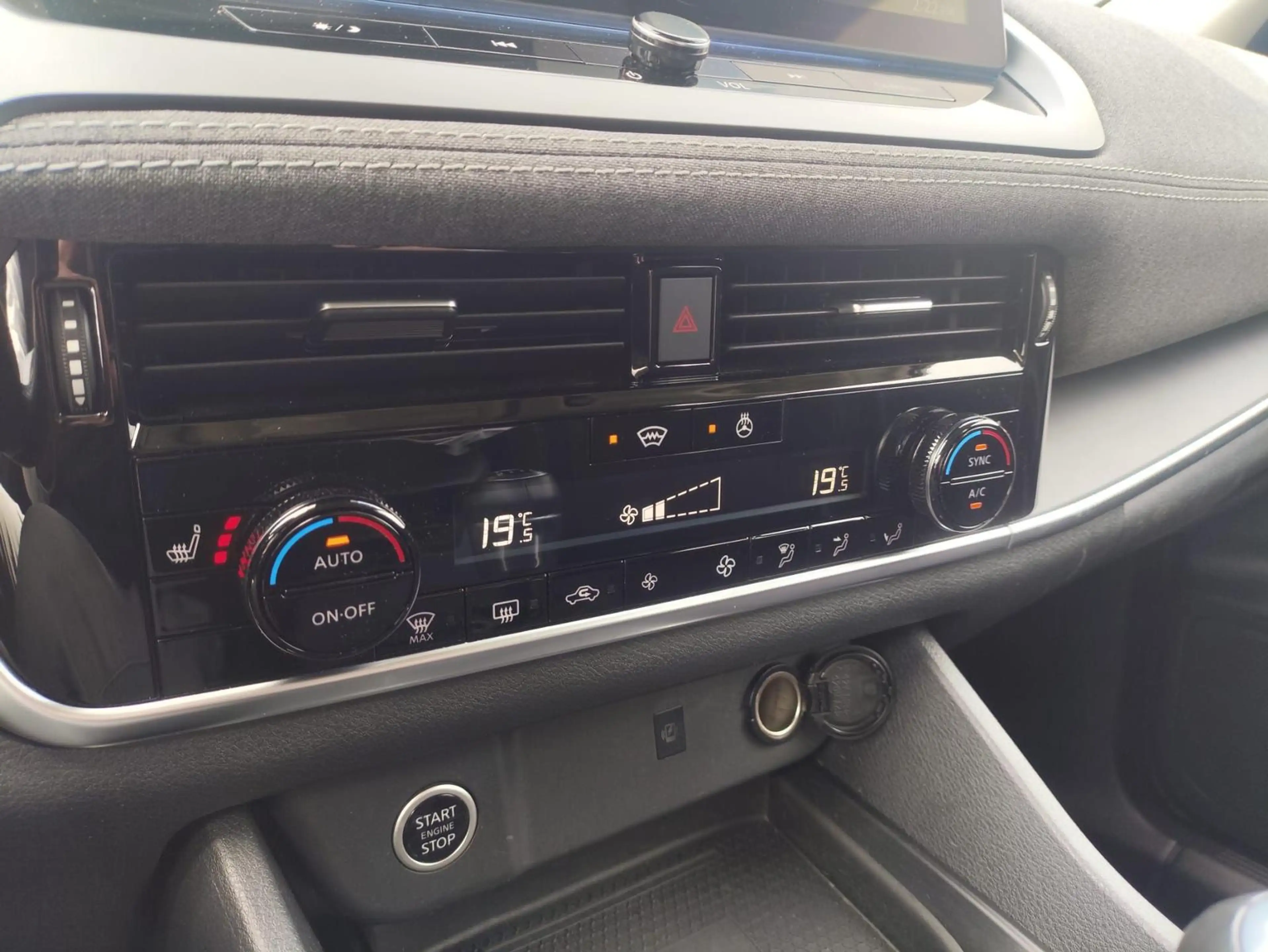 Nissan Qashqai 1.3 DIG-T Acenta Navi Beh. Front 360° SHZ — photo 13