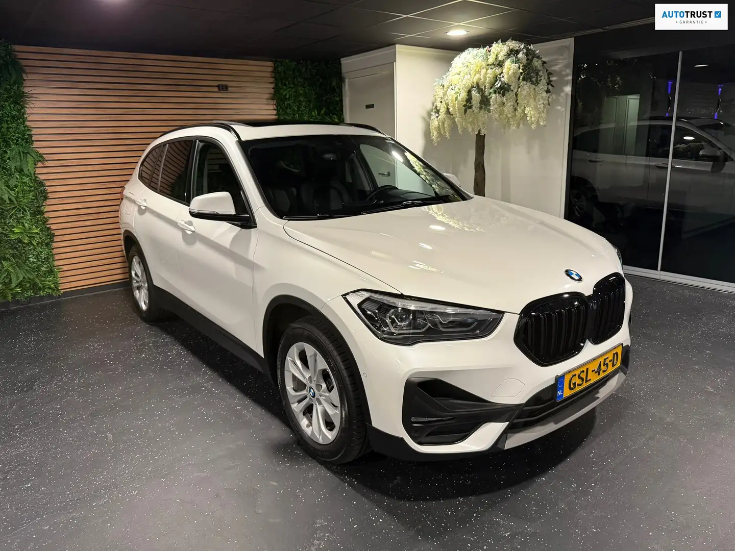 BMW X1 XDrive25e PANO/LED/TREKHAAK/LEDER. Blanc - 1
