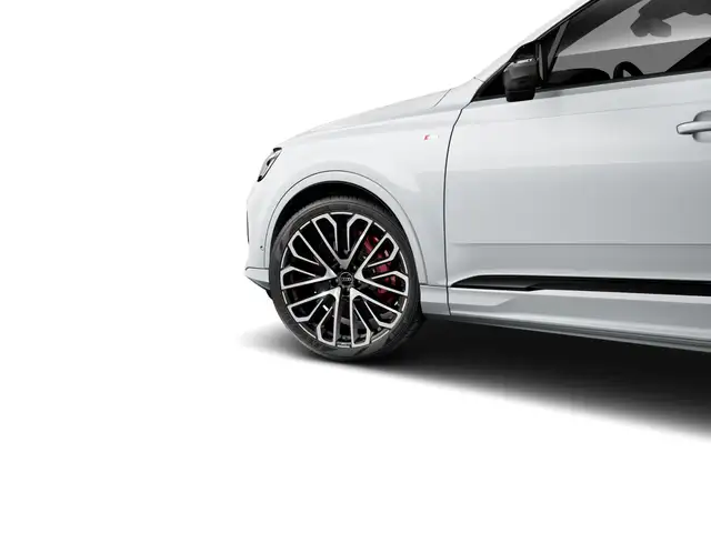 Audi Q7 view 4