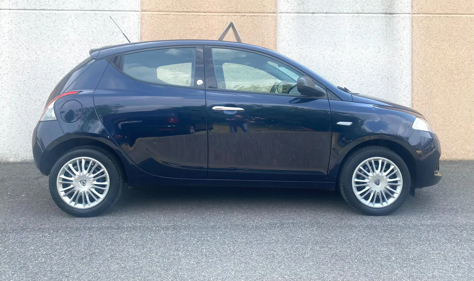 Lancia Ypsilon Ypsilon 1.2 Gold ecochic Gpl 69cv Bleu - 2