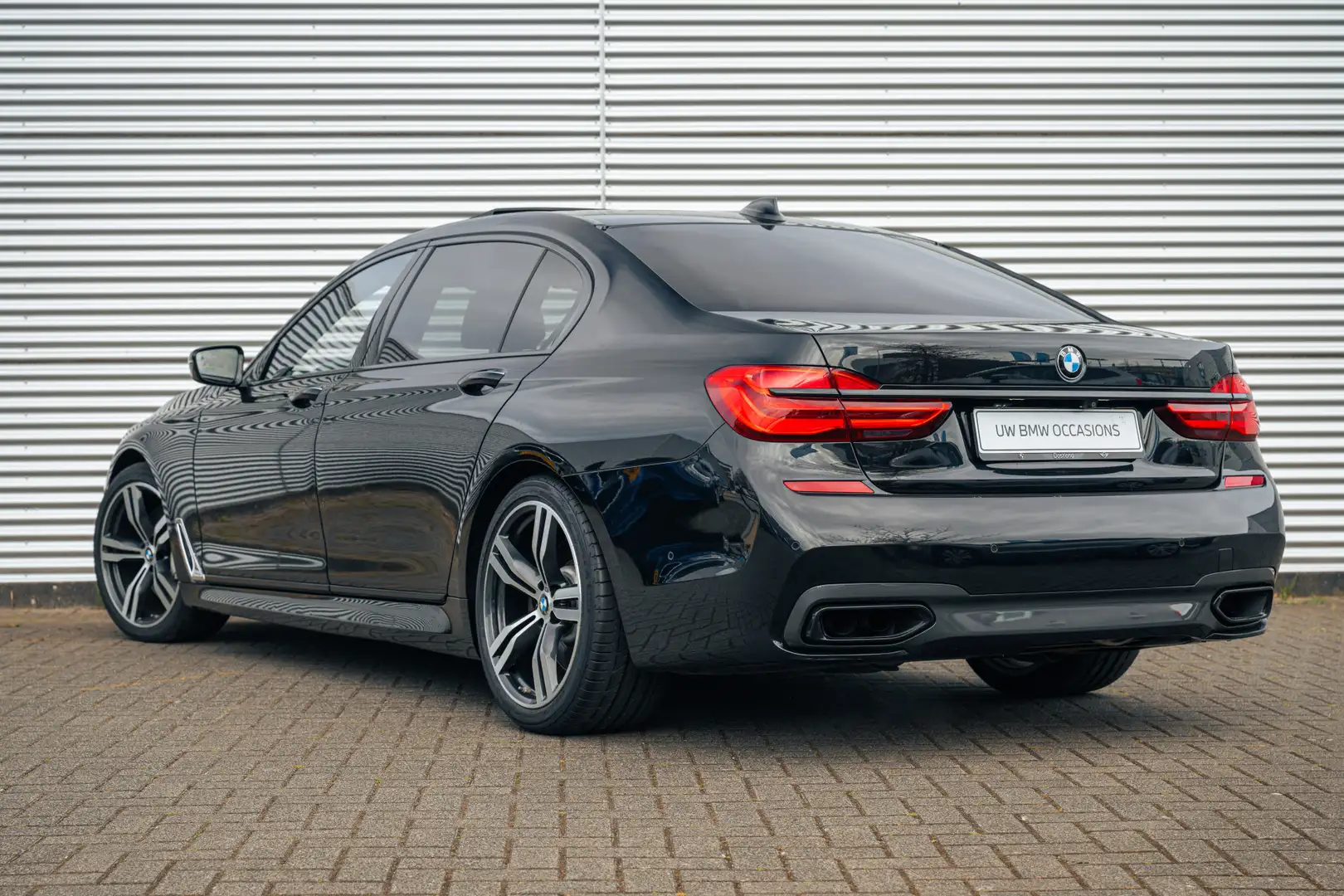 BMW 750 7 Serie 750Li xDrive High Executive M Sport Automa Zwart - 2