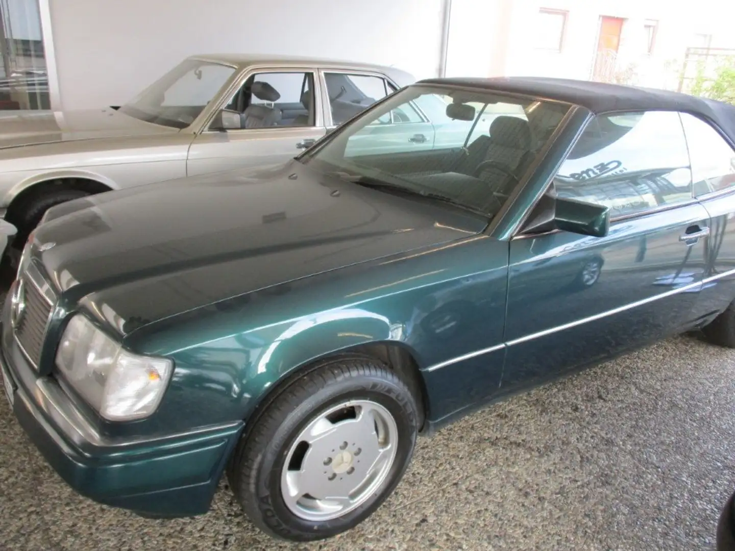Mercedes-Benz E 200 Cabrio 124C Grün - 1