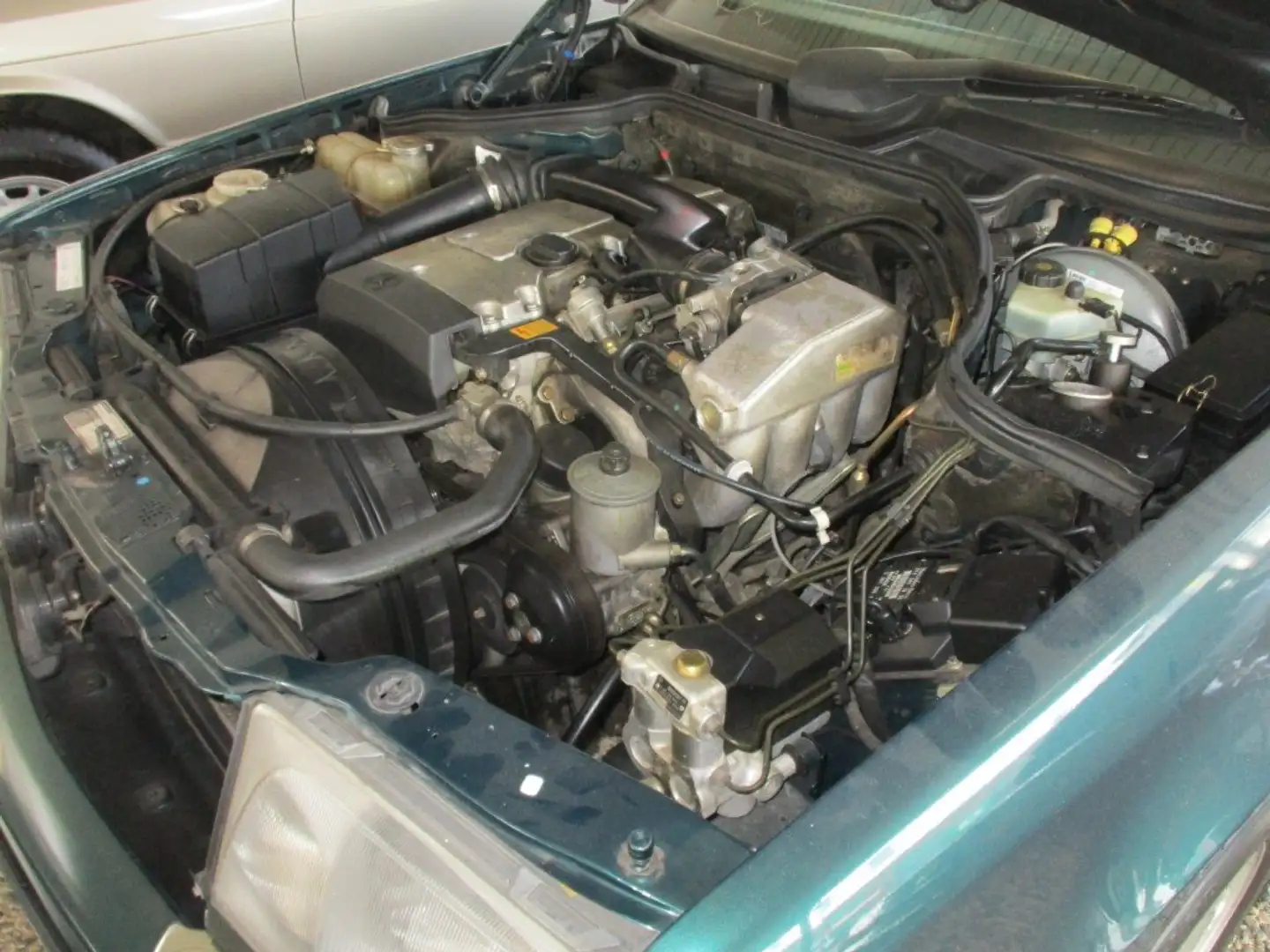 Mercedes-Benz E 200 Cabrio 124C Grün - 2