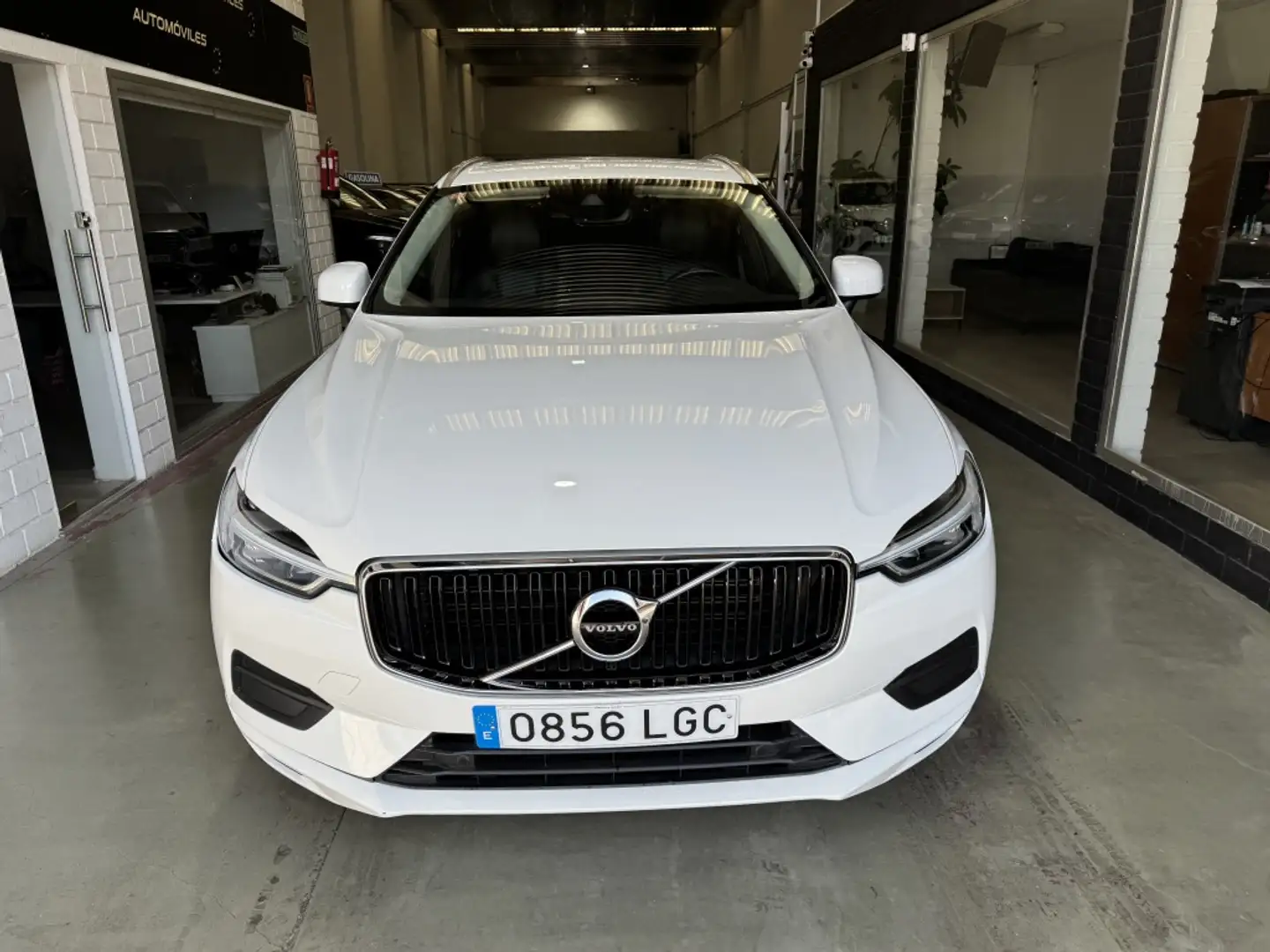Volvo XC60 D4 Momemtum Pro Aut. Blanc - 2