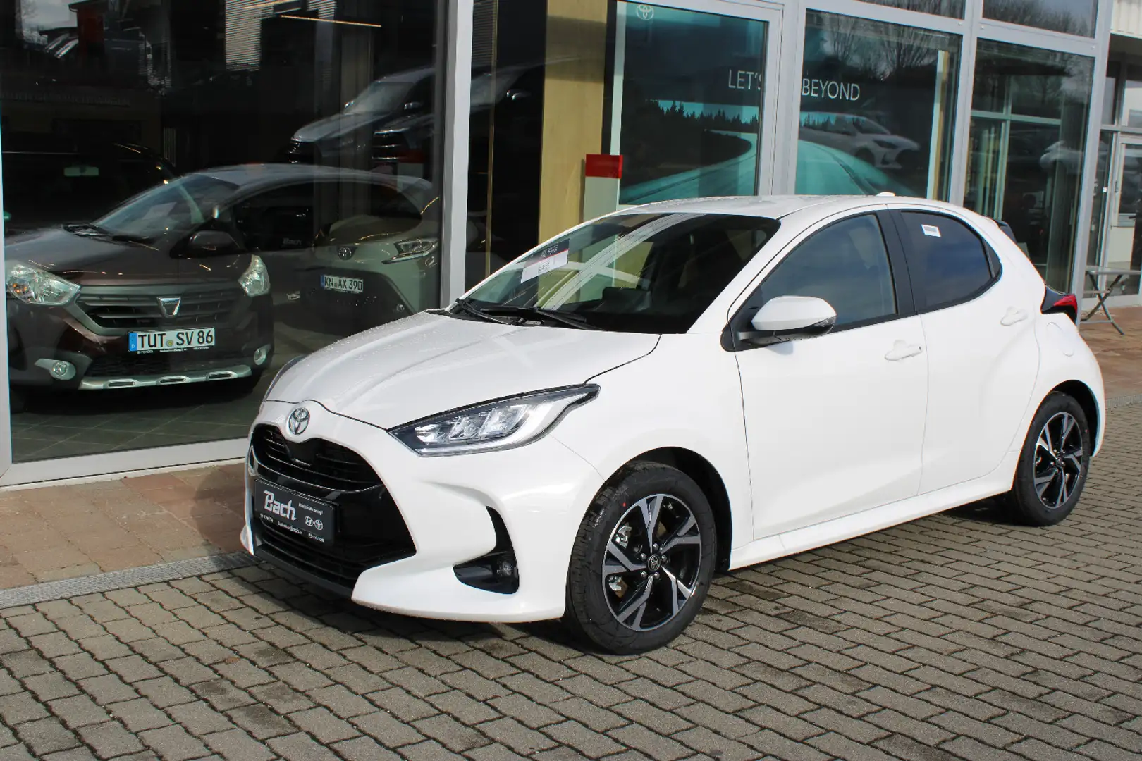 Toyota Yaris 1,5 Hybrid Team D, Comfort + Safety-Paket Weiß - 2