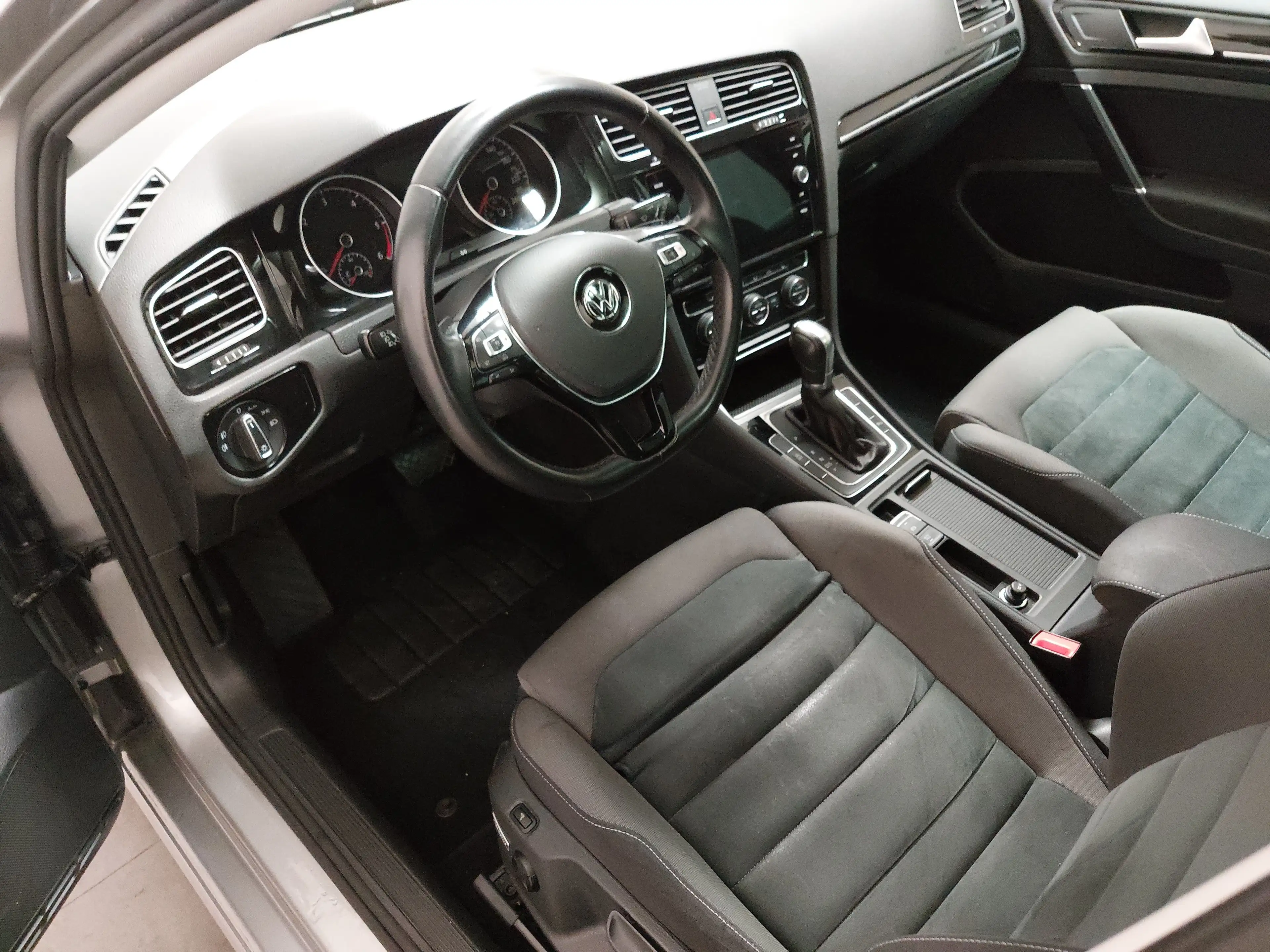 Volkswagen Golf Highline Navi LED Pano Massage T-LEDER KLIMA RADIO MFL SHZ GSD PDC STHZG AHK DAB — photo 6