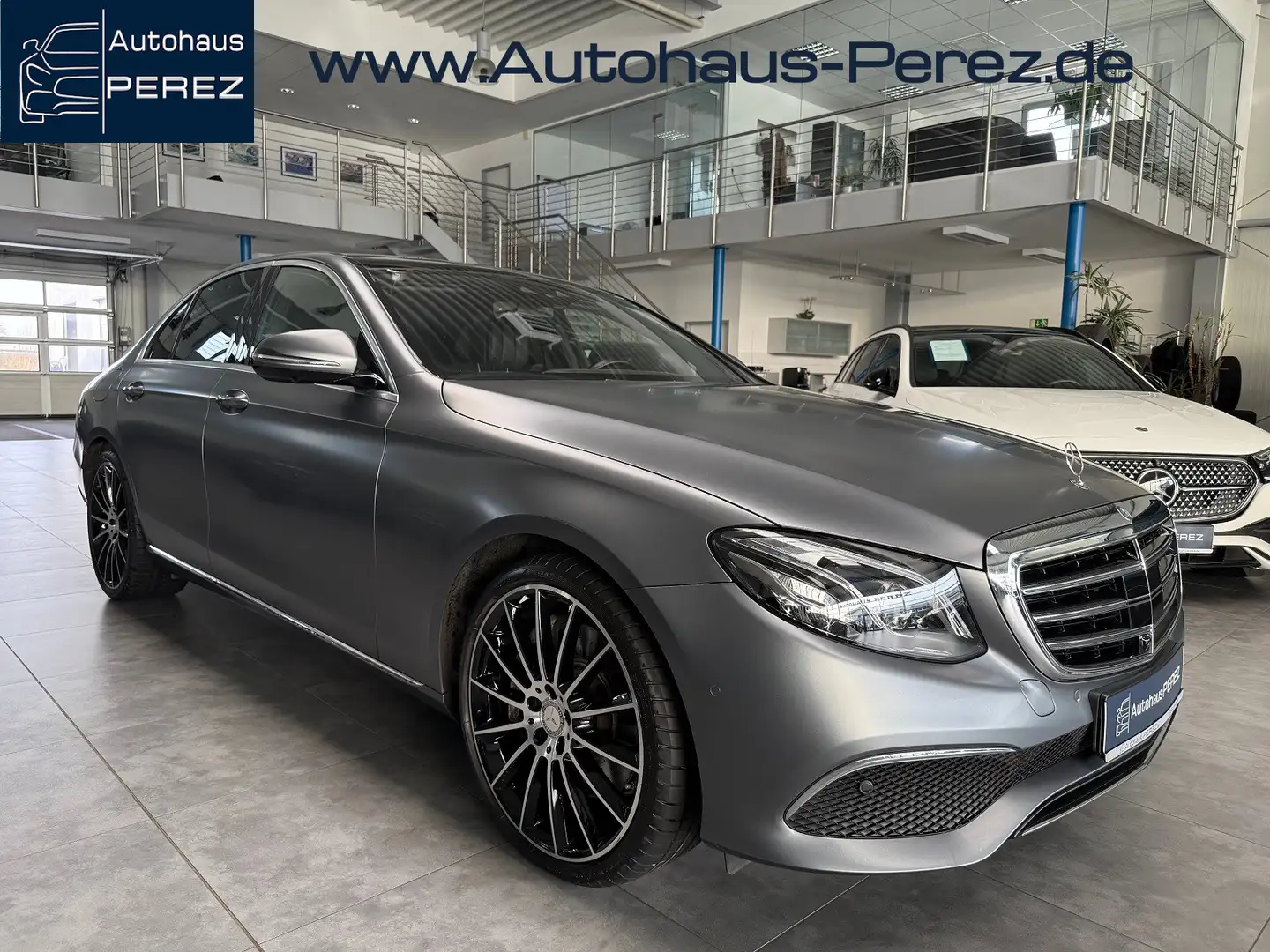 Mercedes-Benz E 400 4M-DESIGNO-MAGNO-AIRMATIC-SITZKLIMA-PANO Gris - 1