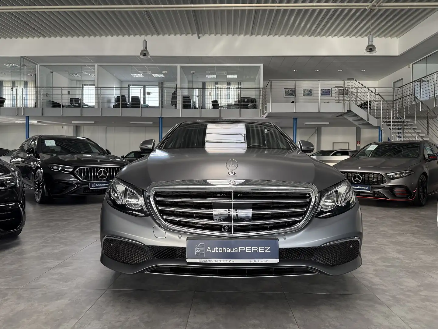 Mercedes-Benz E 400 4M-DESIGNO-MAGNO-AIRMATIC-SITZKLIMA-PANO Gris - 2