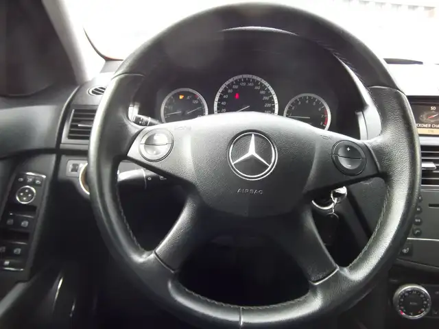Mercedes-Benz C-Class view 9