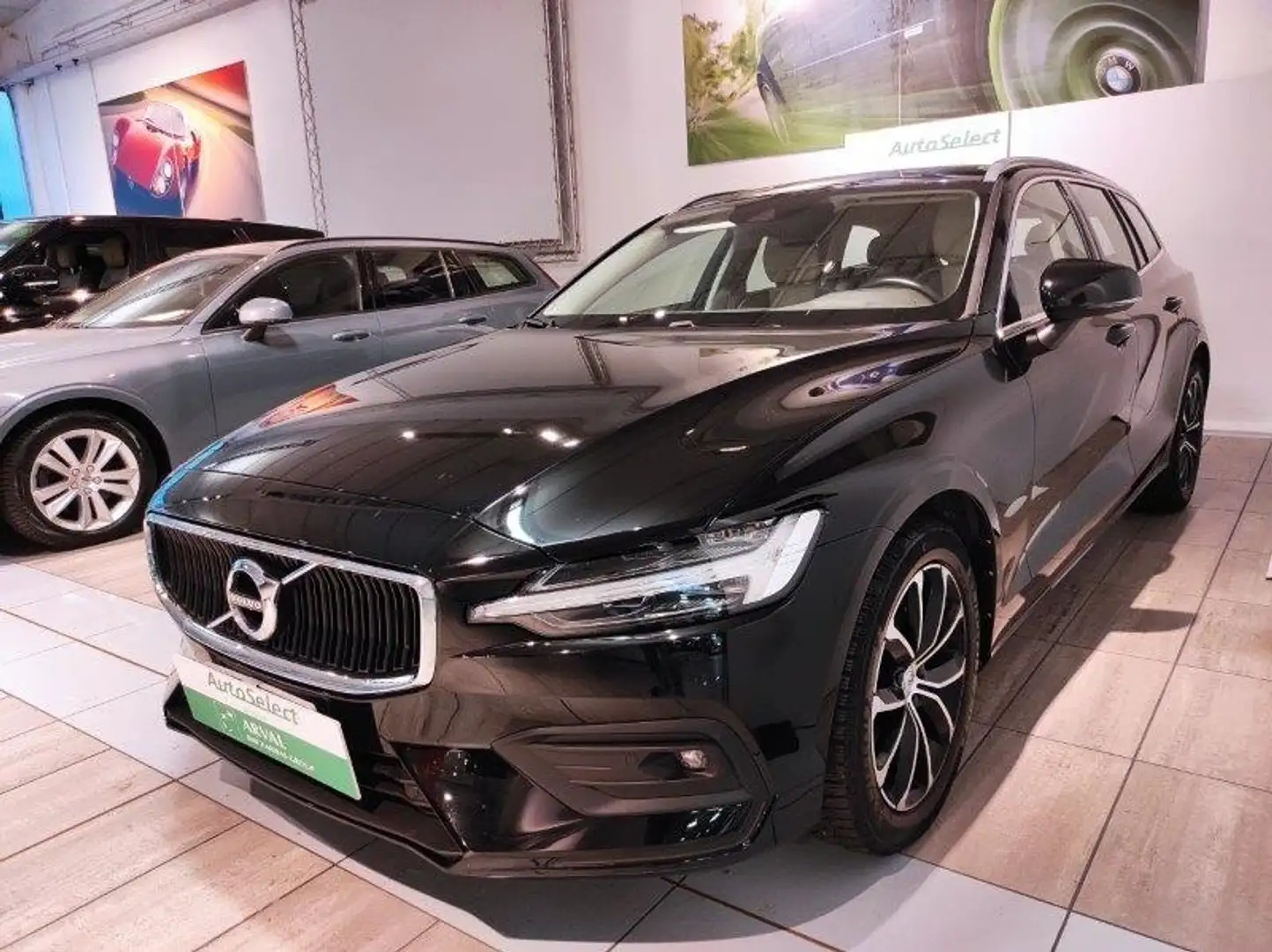 Volvo V60 (2018-->) - V60 B4 (d) Geartronic Momentum Busines Černá - 2