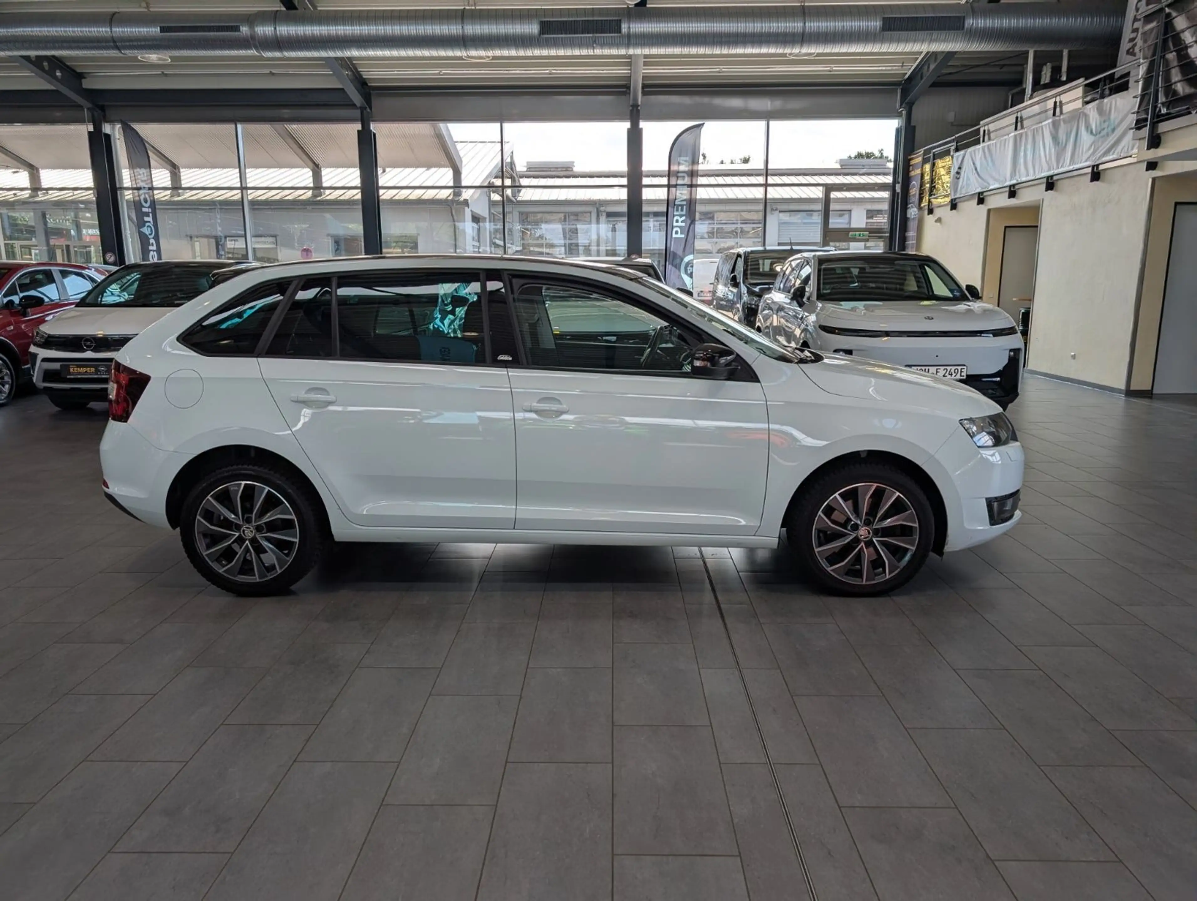 Skoda Rapid/Spaceback Spaceback Edition SH 4el Fenster Allwetter — photo 2
