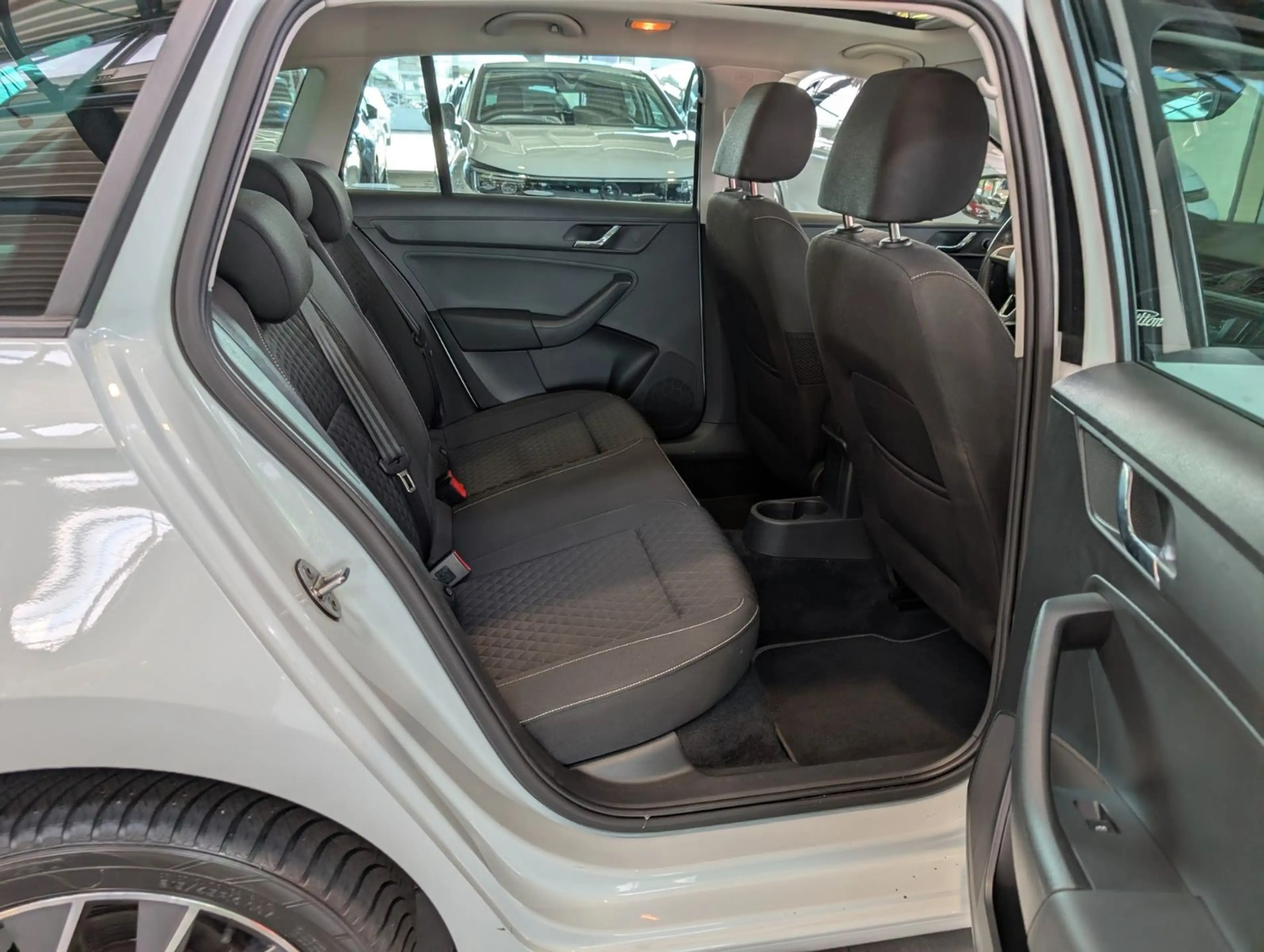 Skoda Rapid/Spaceback Spaceback Edition SH 4el Fenster Allwetter — photo 12
