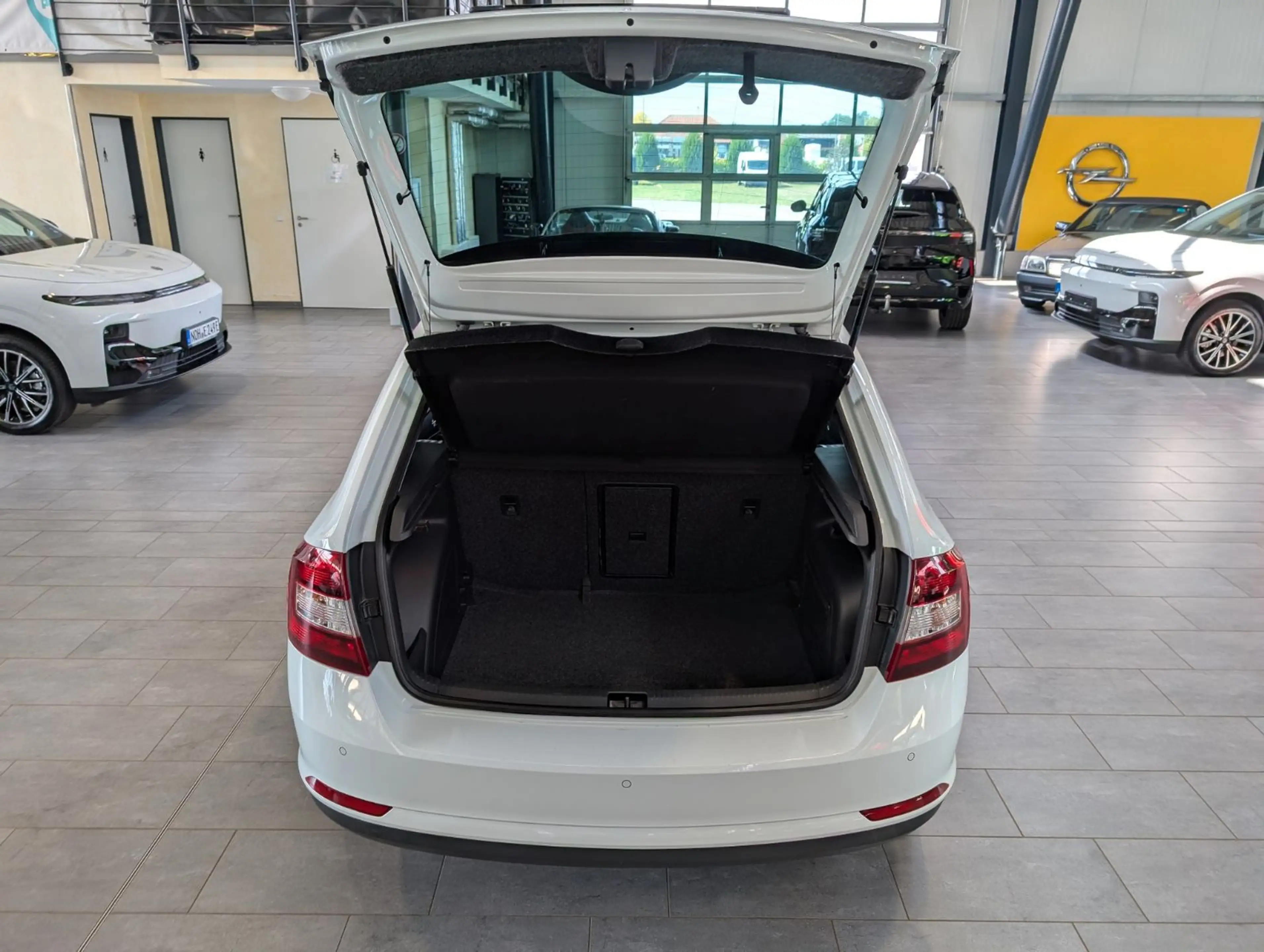 Skoda Rapid/Spaceback Spaceback Edition SH 4el Fenster Allwetter — photo 13
