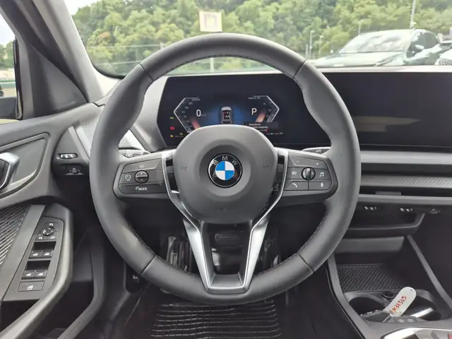 BMW 1 Series view 14