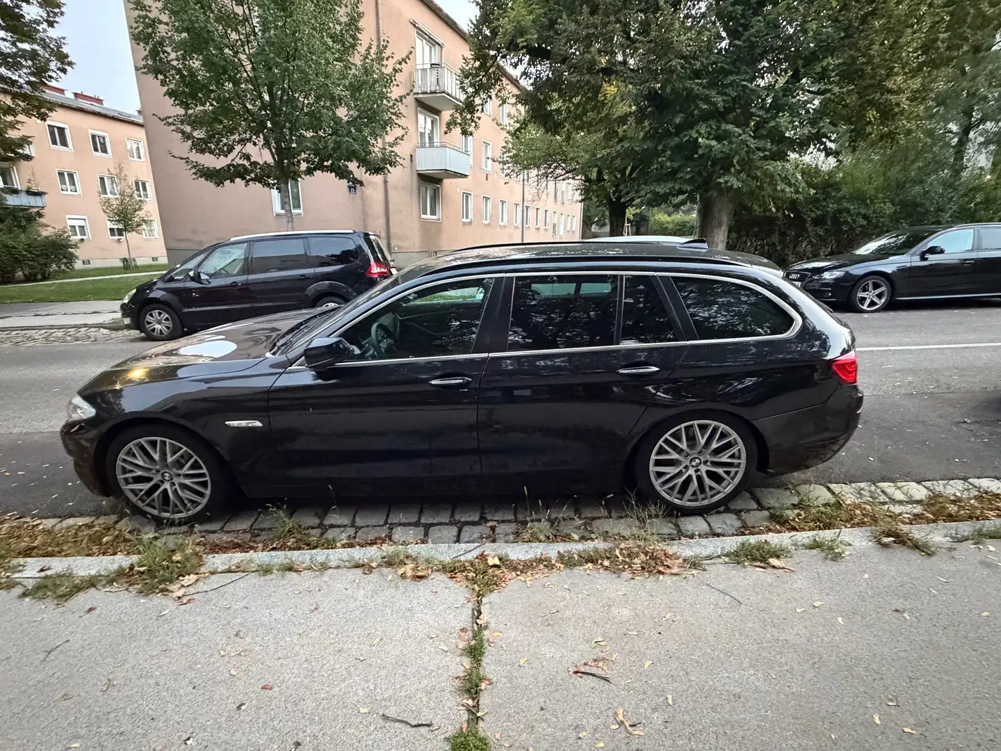 BMW 525 525d xDrive Touring Aut. Schwarz - 1