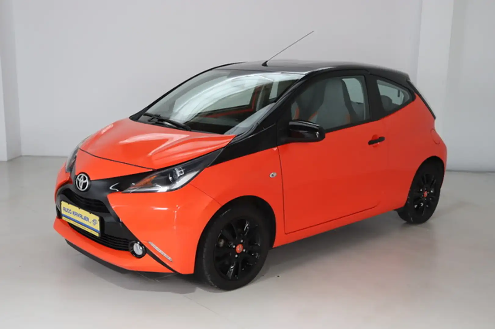 Toyota Aygo 1.0 * Navi * Rückfahrk. * Bluetooth Narancs - 1