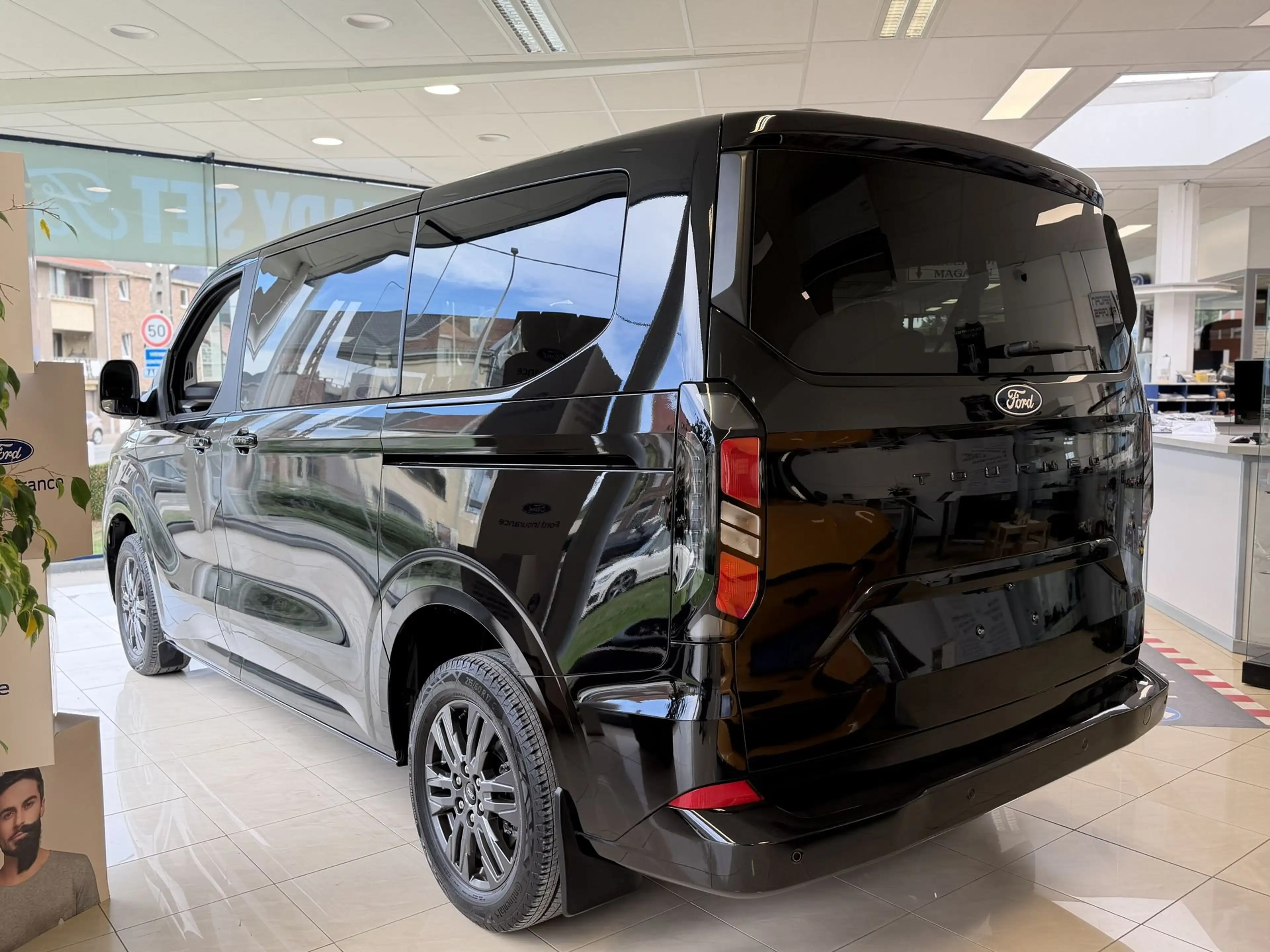 Ford Tourneo Custom Titanium 320S 2.0 TDCi 170ch — photo 4