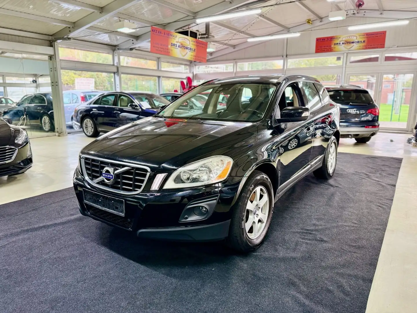 Volvo XC60 Kinetic Drive 2.4d Pano AHK Schwarz - 1