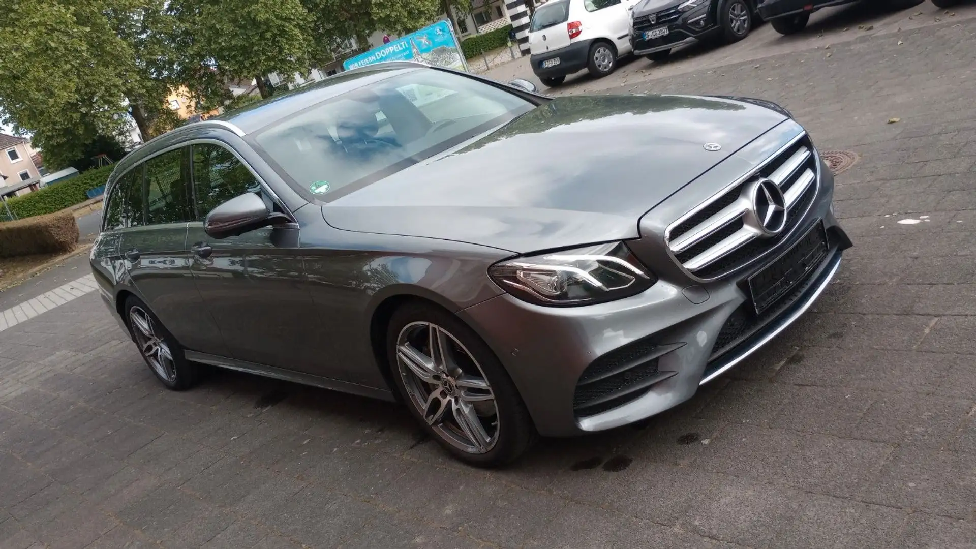 Mercedes-Benz E 200 T AMG 1HD AutoNavi eHeck 19Zoll Scheckheft Grau - 2