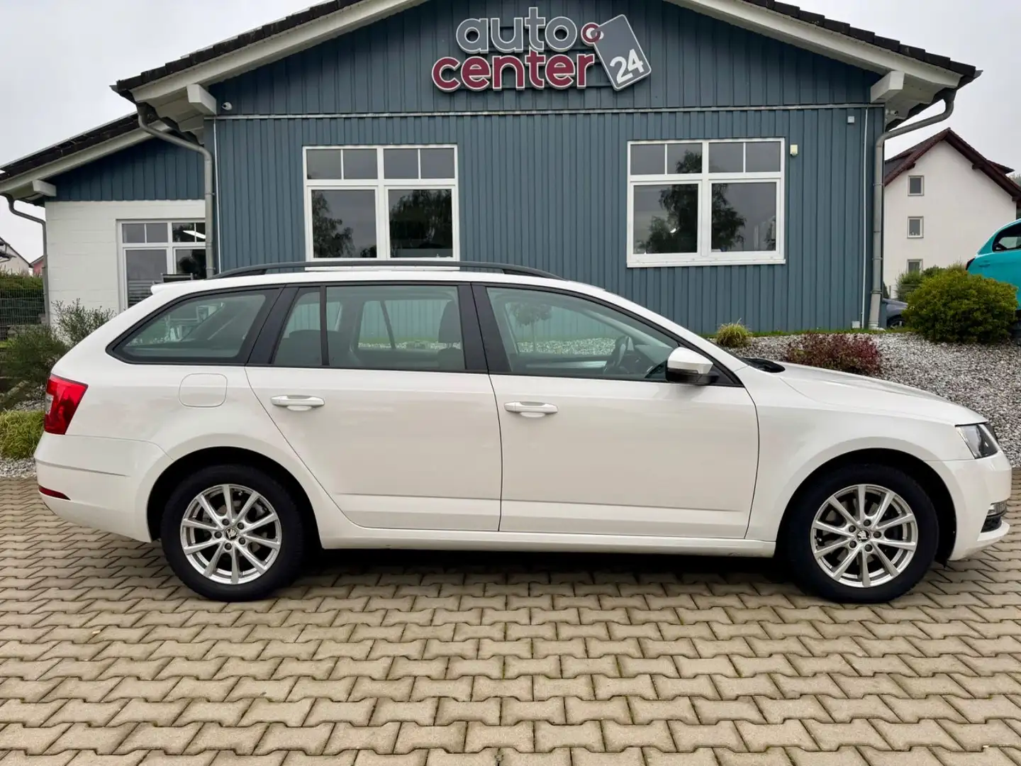 Skoda Octavia Combi Ambition°Automatik°Navi° Weiß - 2