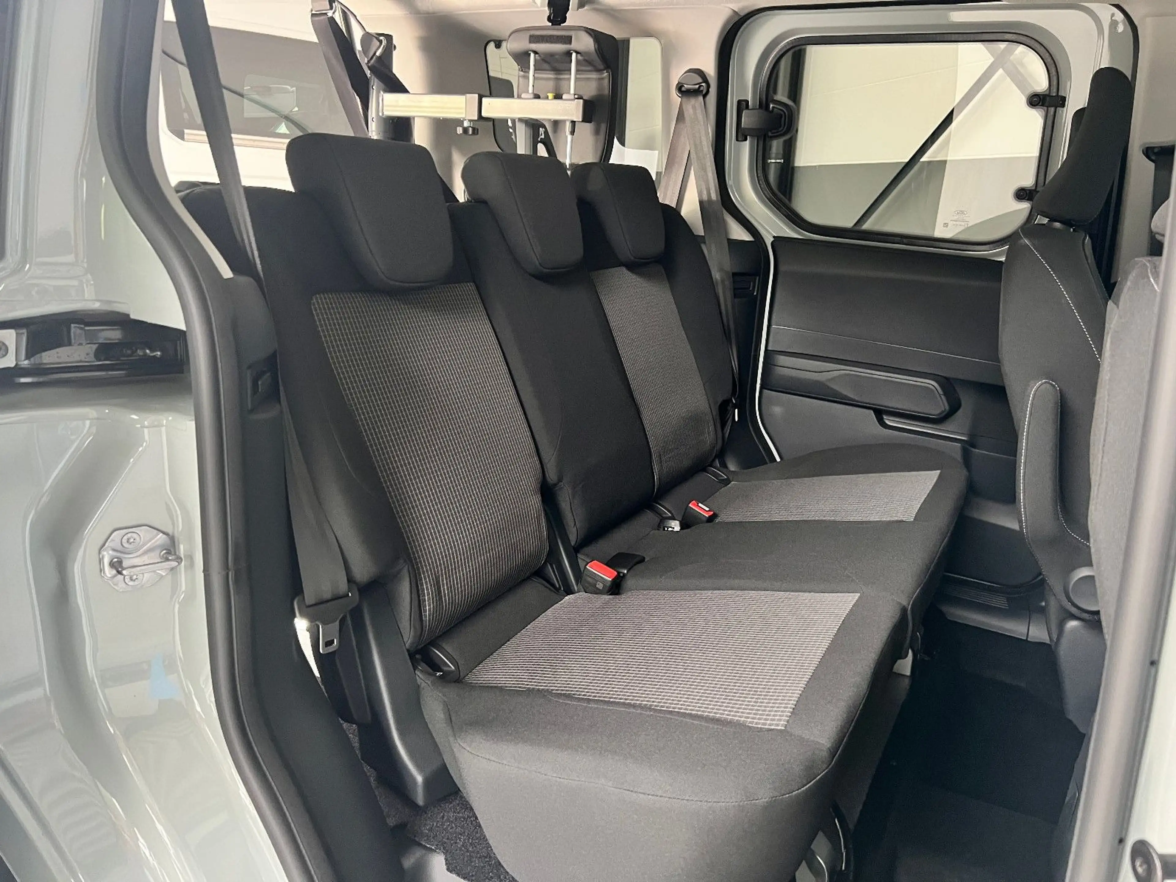 Ford Tourneo Courier * AMF Heckausschnitt * KMP — photo 14