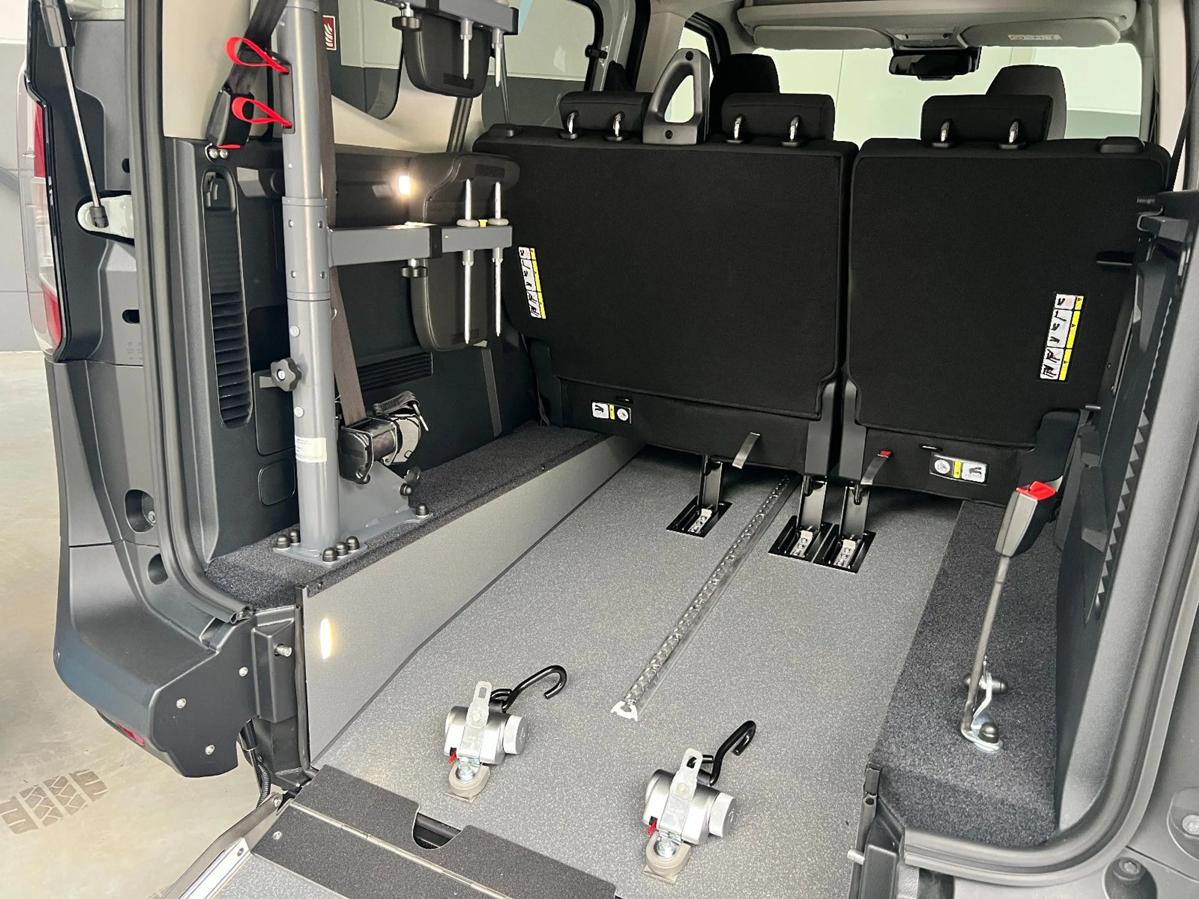 Ford Tourneo Courier * AMF Heckausschnitt * KMP — photo 12