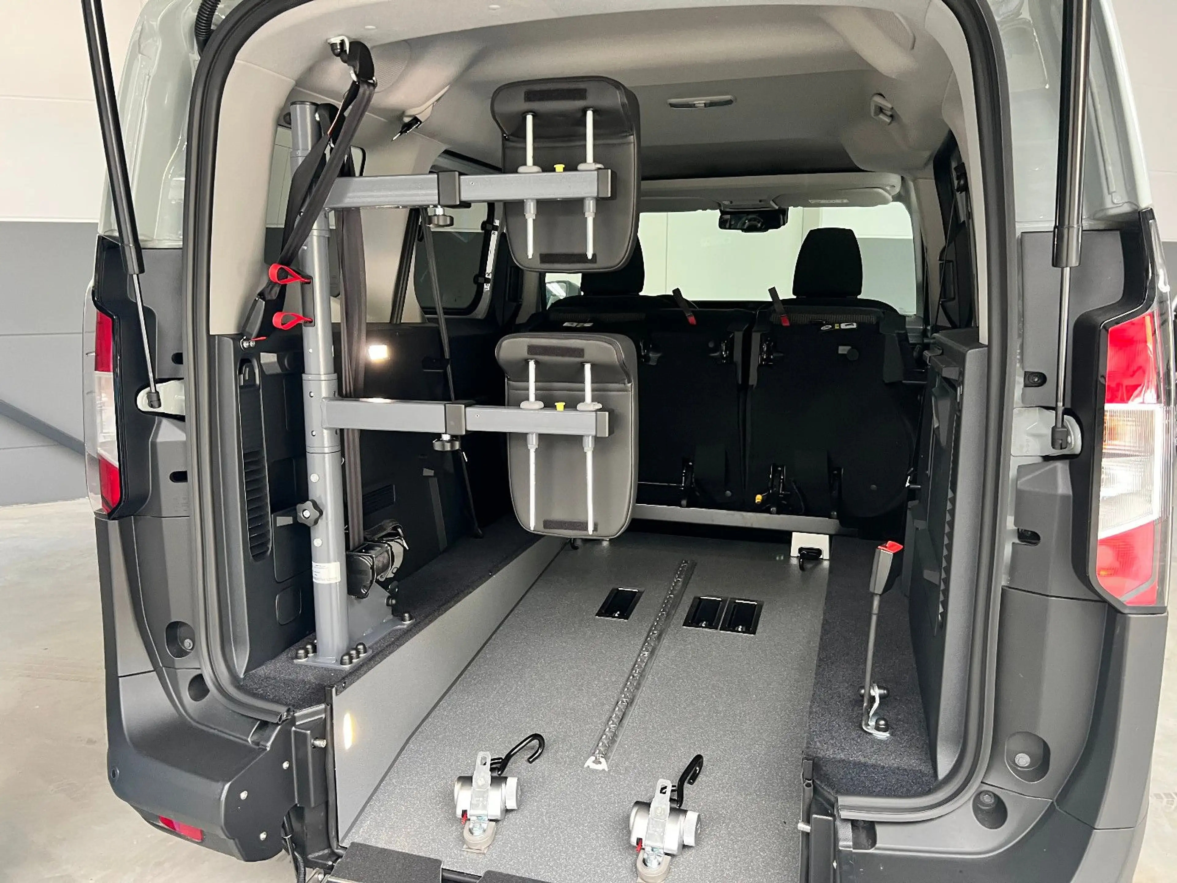 Ford Tourneo Courier * AMF Heckausschnitt * KMP — photo 10