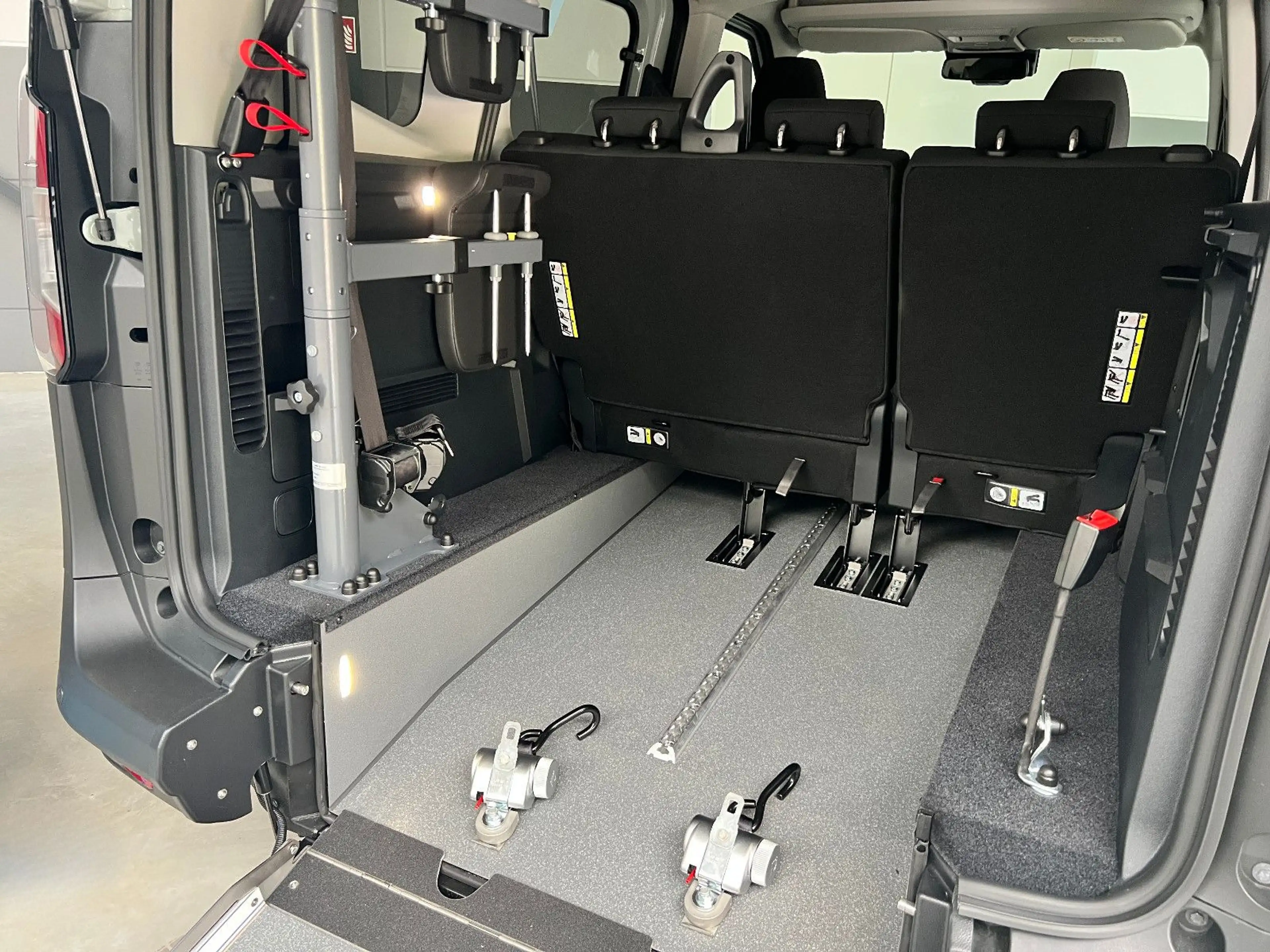 Ford Tourneo Courier * AMF Heckausschnitt * KMP — photo 6