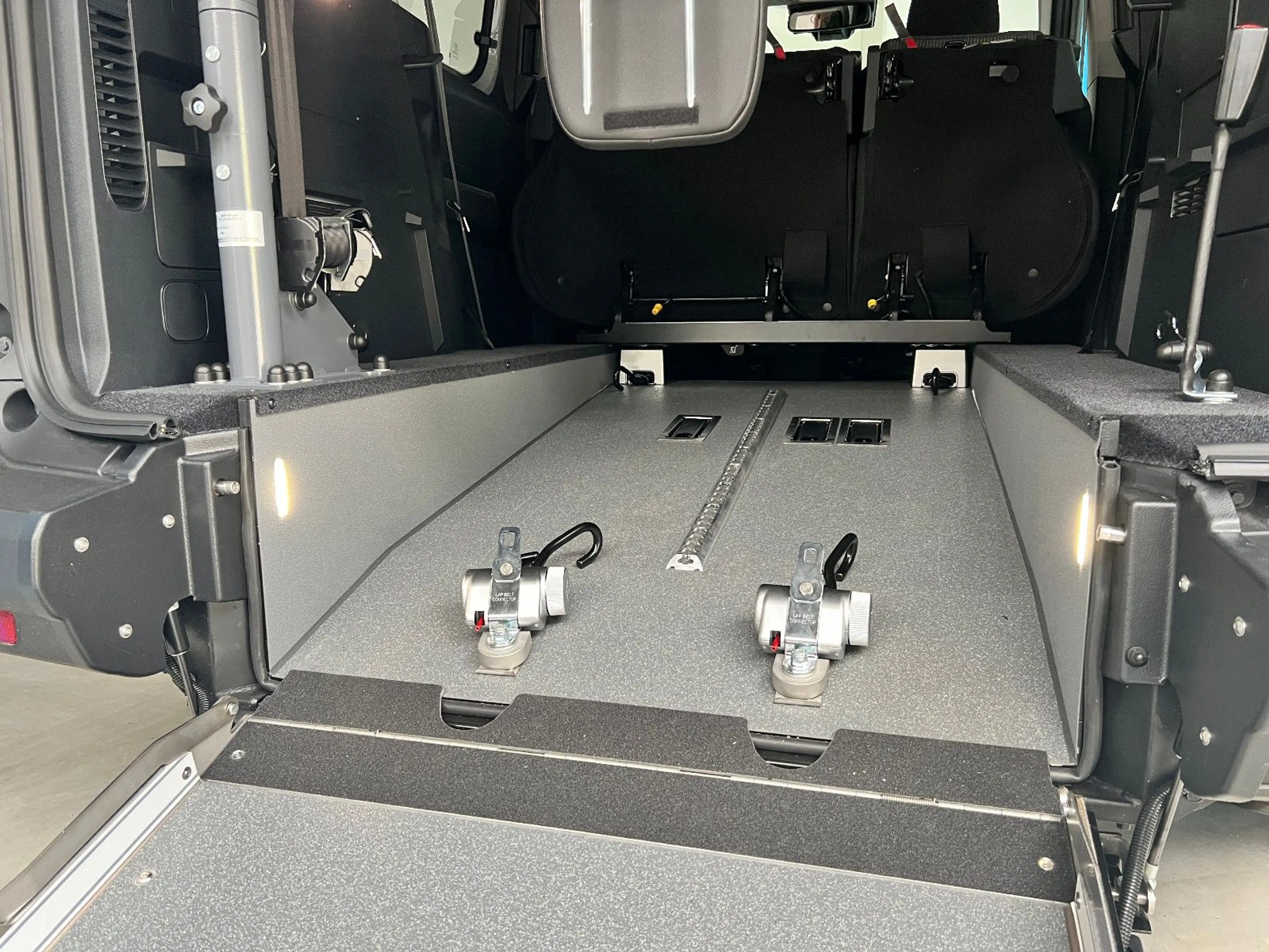 Ford Tourneo Courier * AMF Heckausschnitt * KMP — photo 11