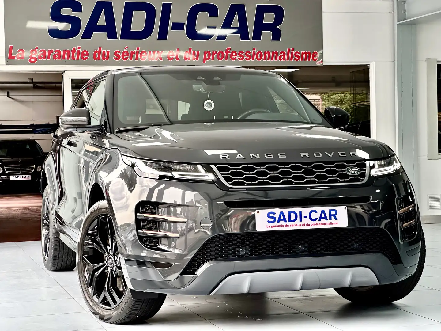 Land Rover Range Rover Evoque 2.0 TD4 MHEV 4WD R-Dynamic - BLACK EDITION Grijs - 1