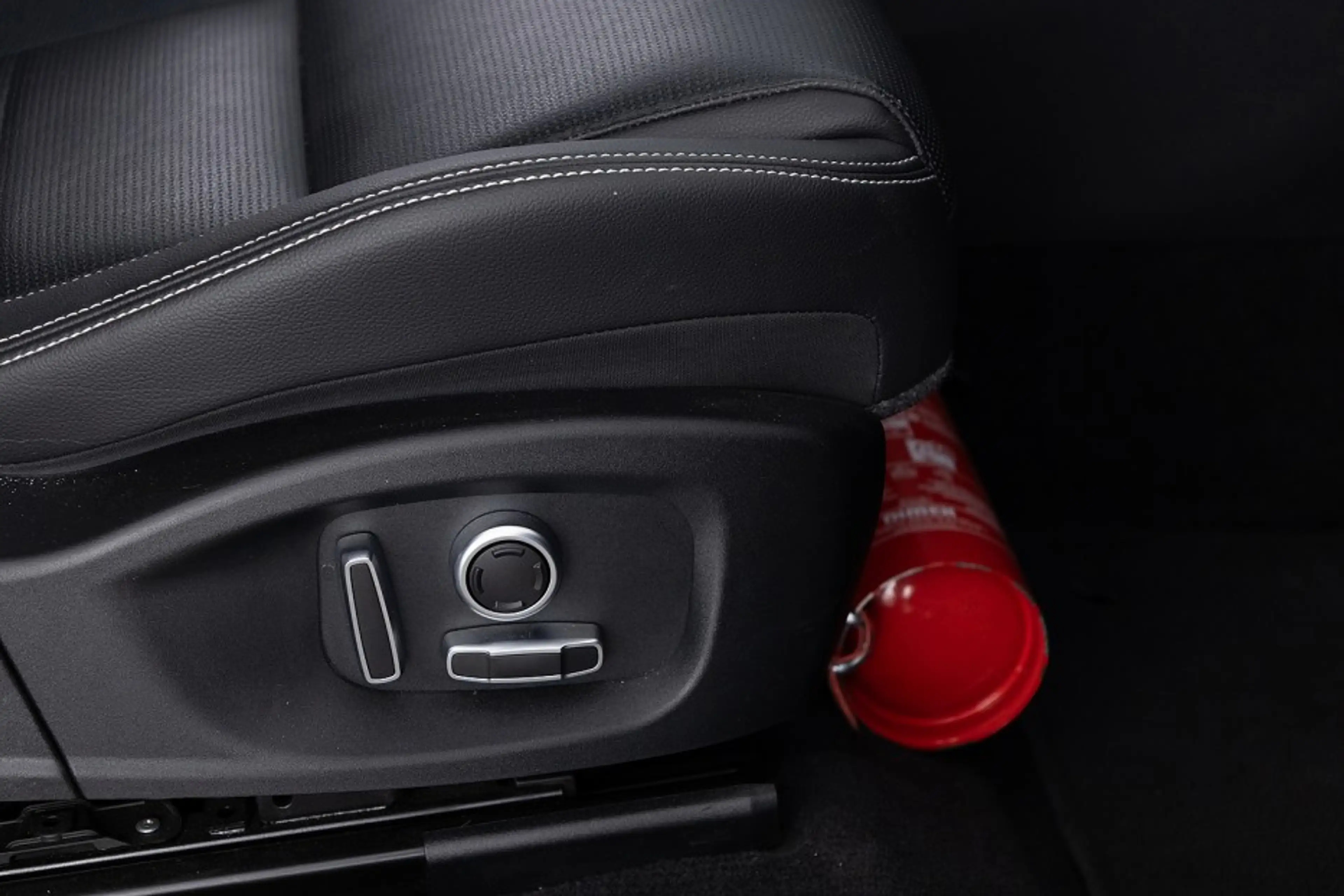 Jaguar E-Pace 1.5 P300e AWD R-Dynamic S | PANORAMADAK | LEDER | — photo 10