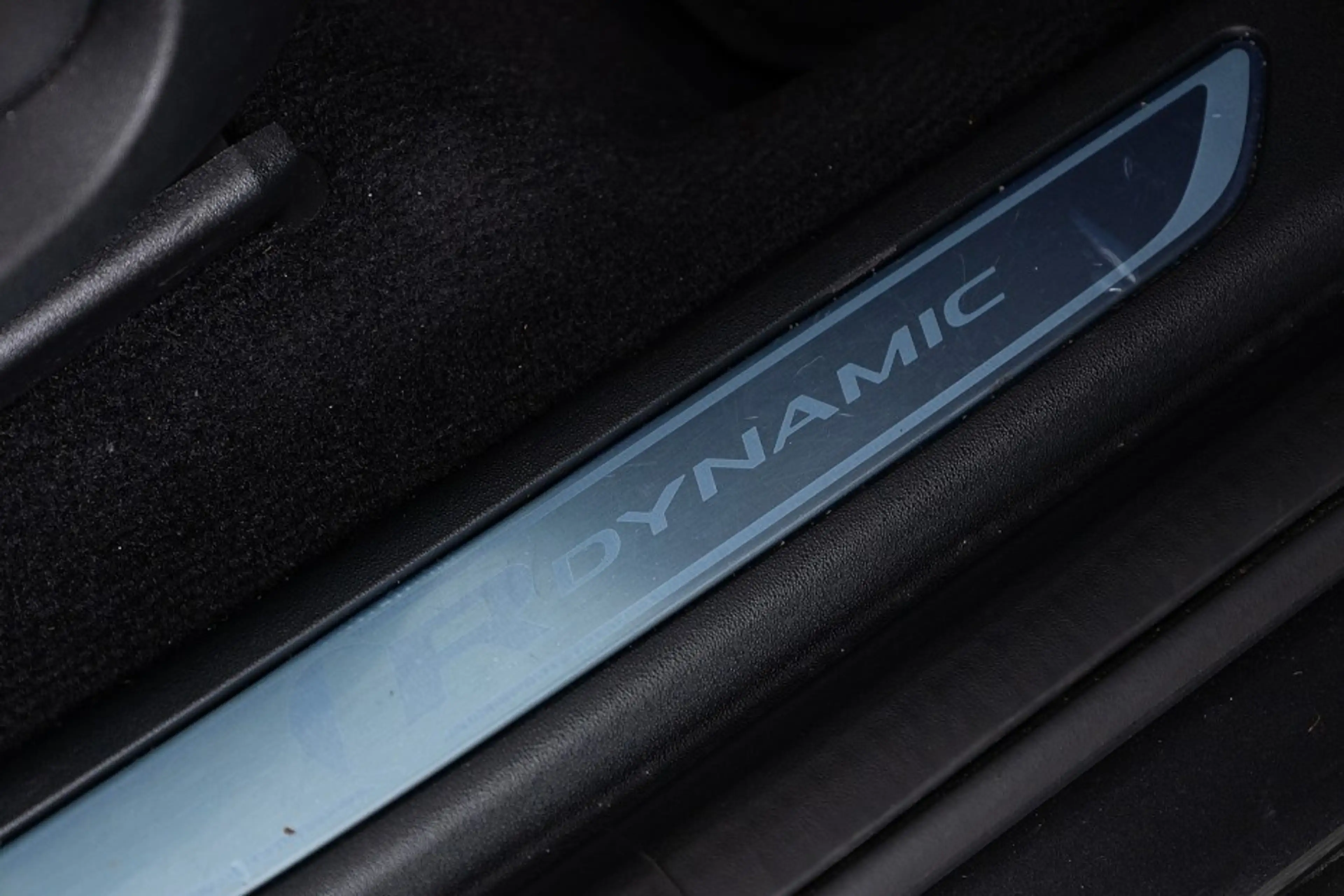 Jaguar E-Pace 1.5 P300e AWD R-Dynamic S | PANORAMADAK | LEDER | — photo 11