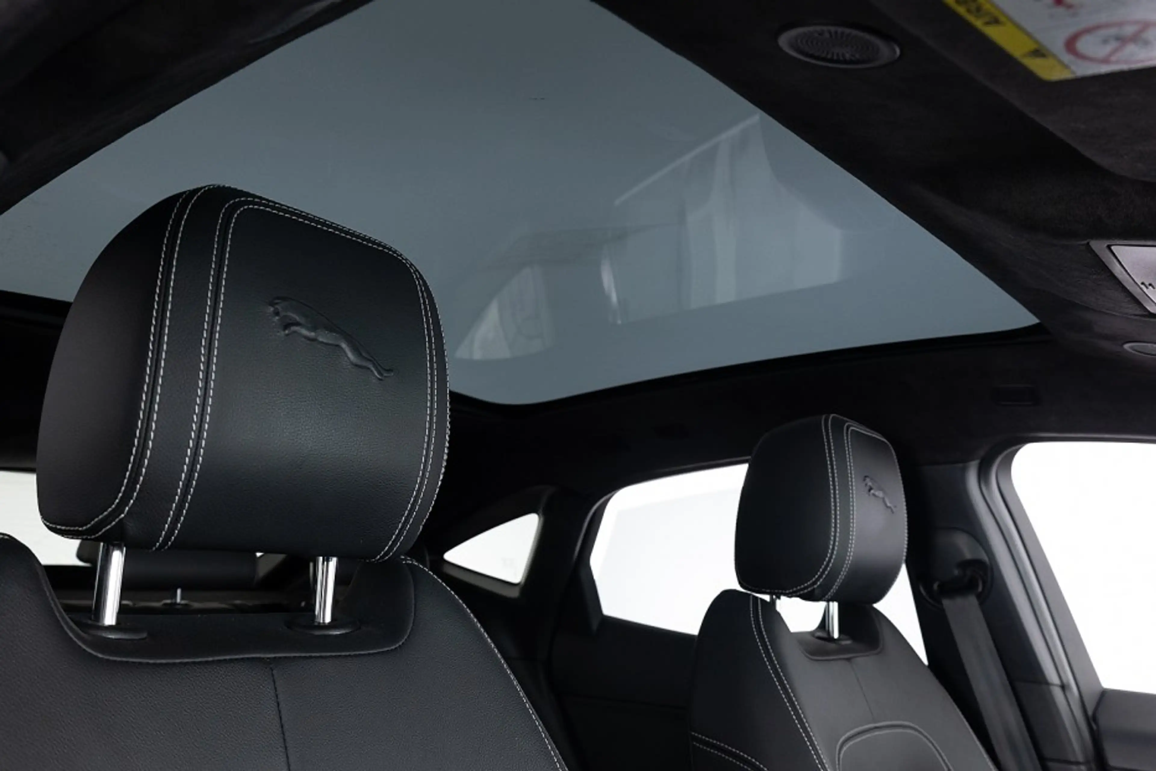 Jaguar E-Pace 1.5 P300e AWD R-Dynamic S | PANORAMADAK | LEDER | — photo 7