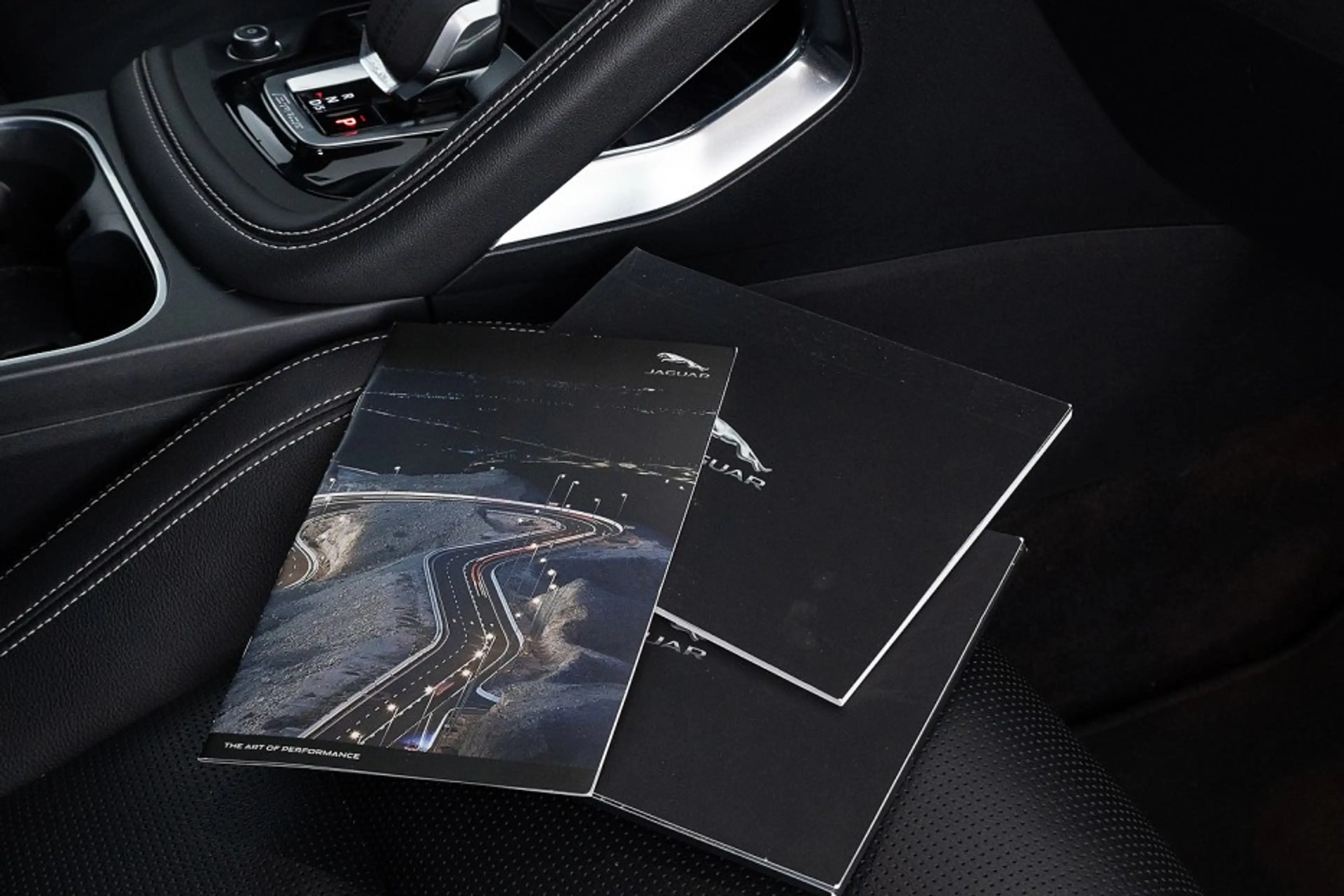 Jaguar E-Pace 1.5 P300e AWD R-Dynamic S | PANORAMADAK | LEDER | — photo 5