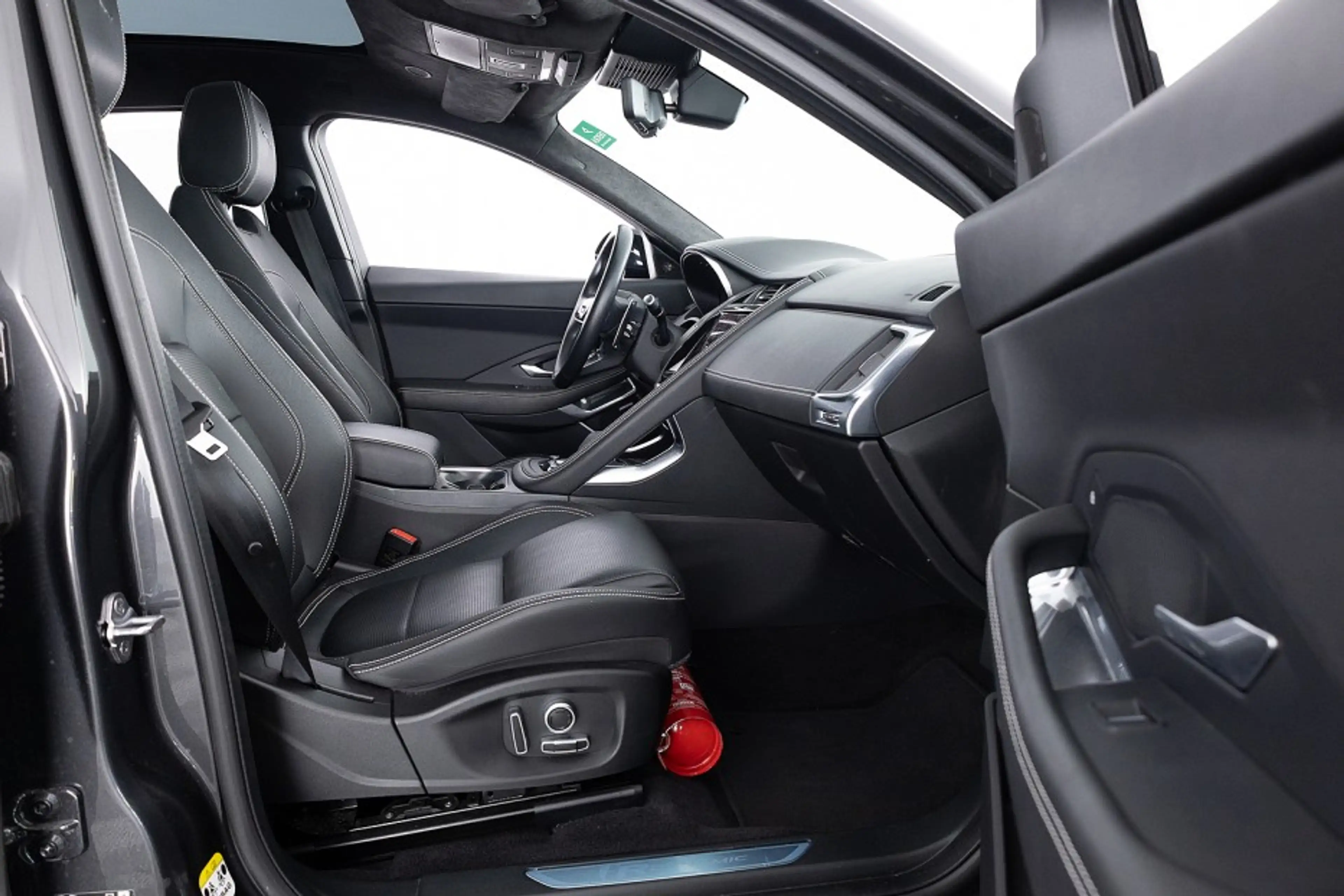Jaguar E-Pace 1.5 P300e AWD R-Dynamic S | PANORAMADAK | LEDER | — photo 9