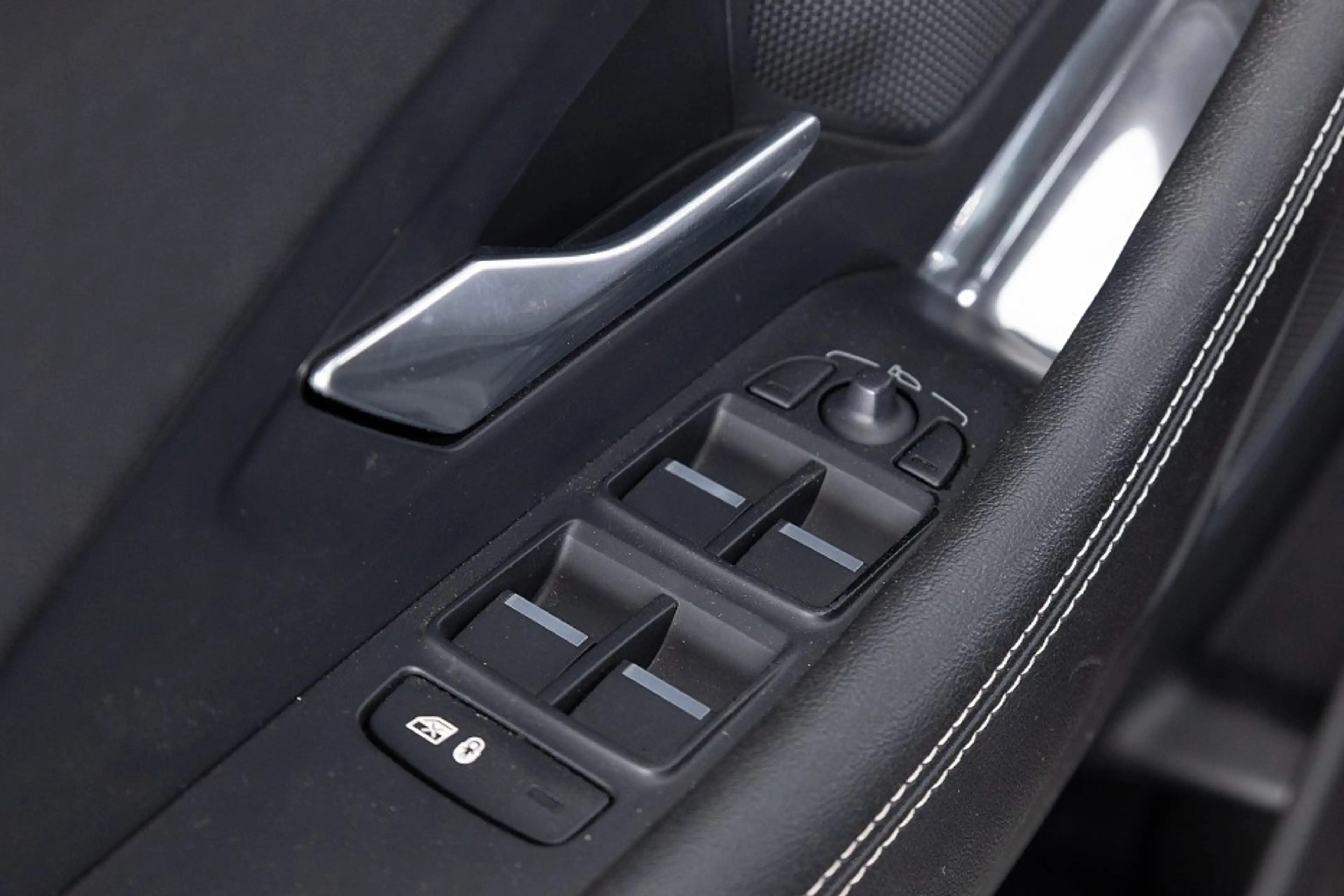 Jaguar E-Pace 1.5 P300e AWD R-Dynamic S | PANORAMADAK | LEDER | — photo 15