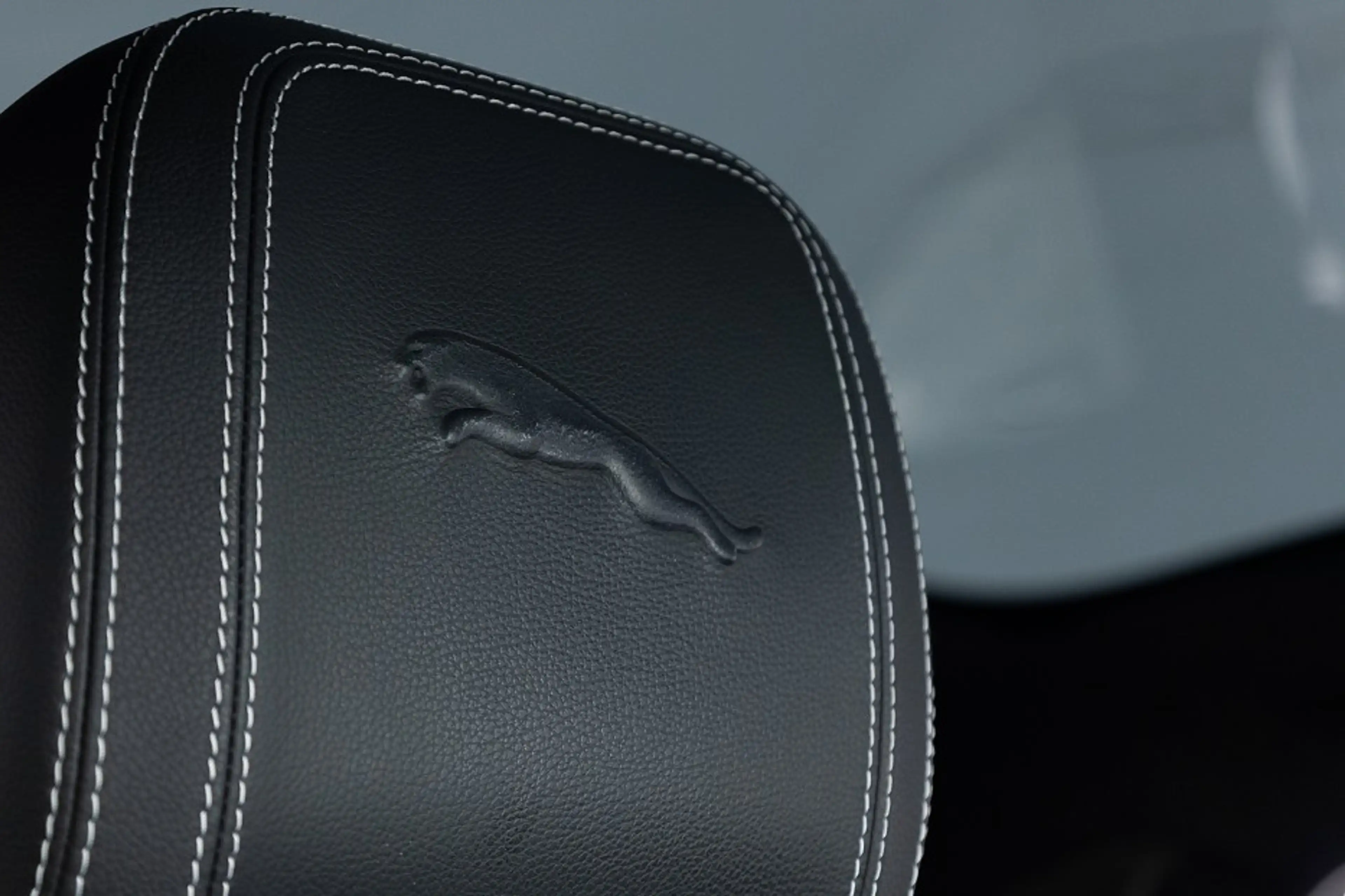 Jaguar E-Pace 1.5 P300e AWD R-Dynamic S | PANORAMADAK | LEDER | — photo 8