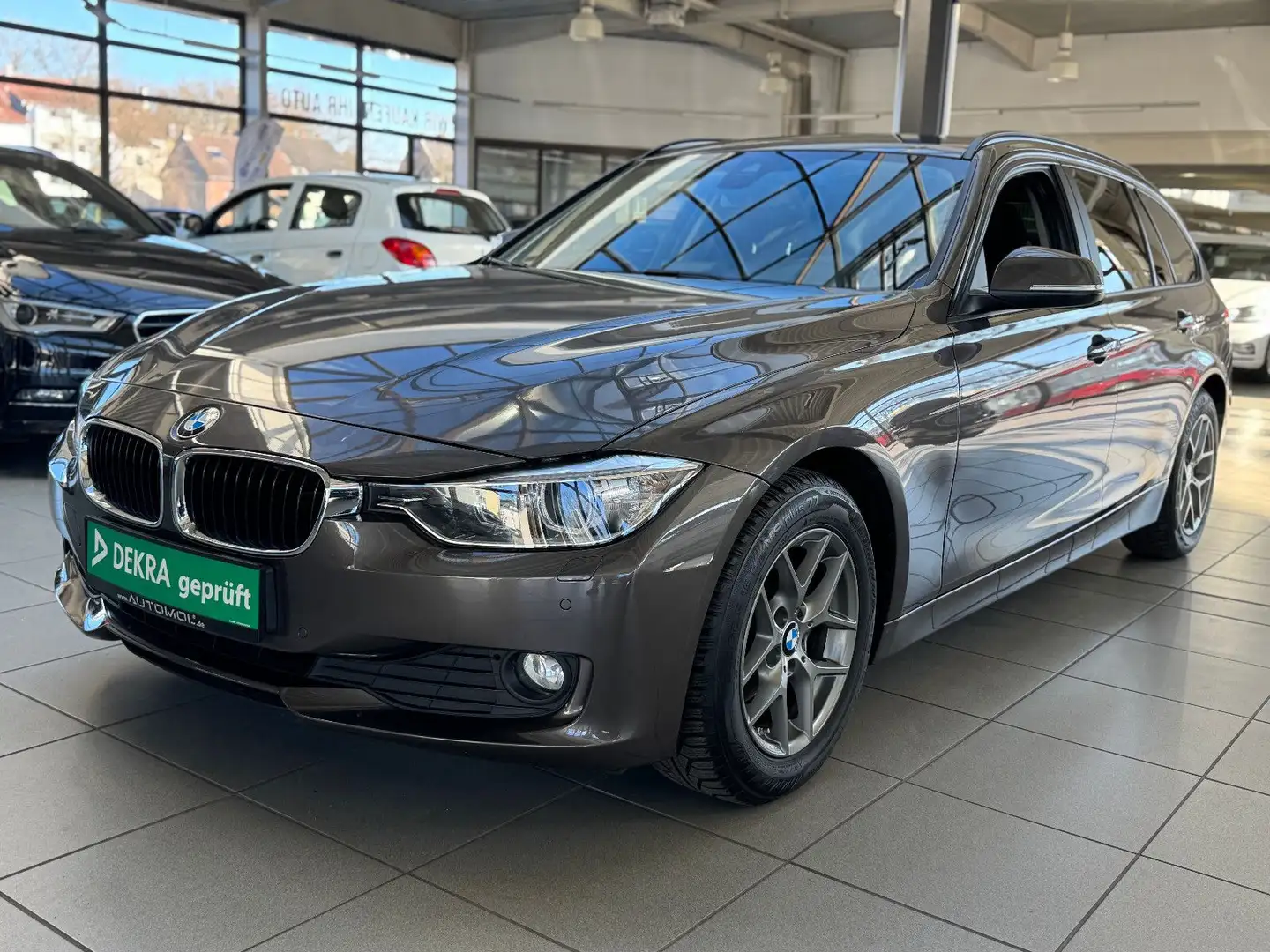 BMW 318 d Touring xDrive Navi RFK SHZ uvm. Braun - 1