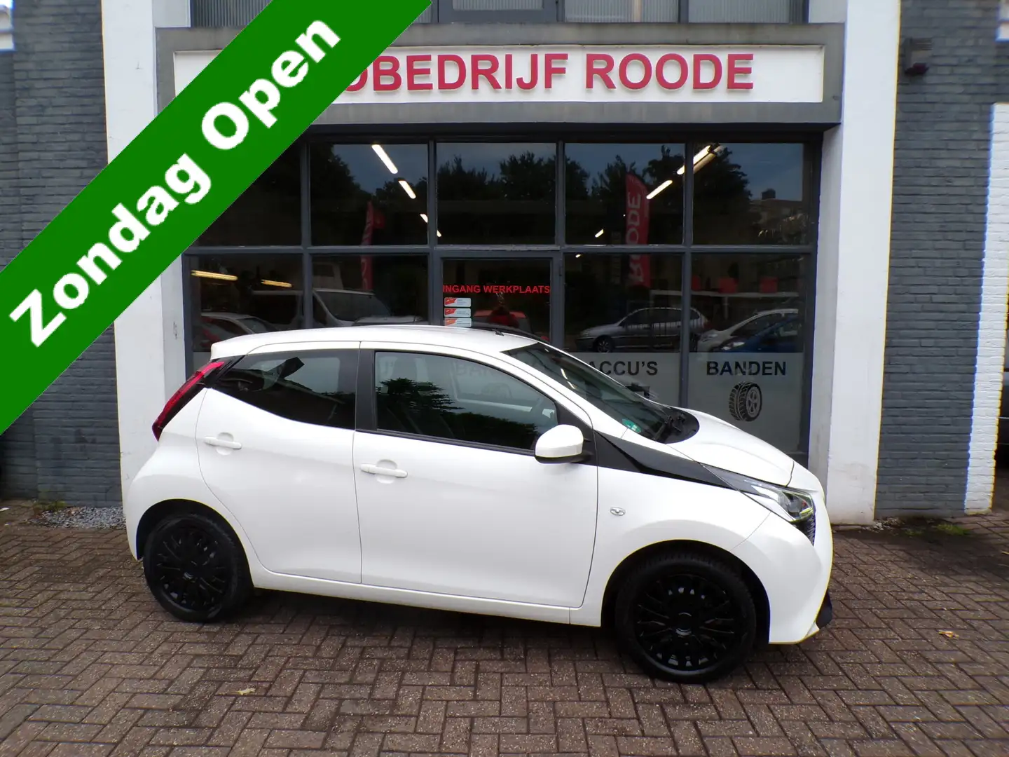 Toyota Aygo 1.0 VVT-i x-play AIRCO,LED,CAMERA,NIEUWE APK !!! ' Weiß - 1