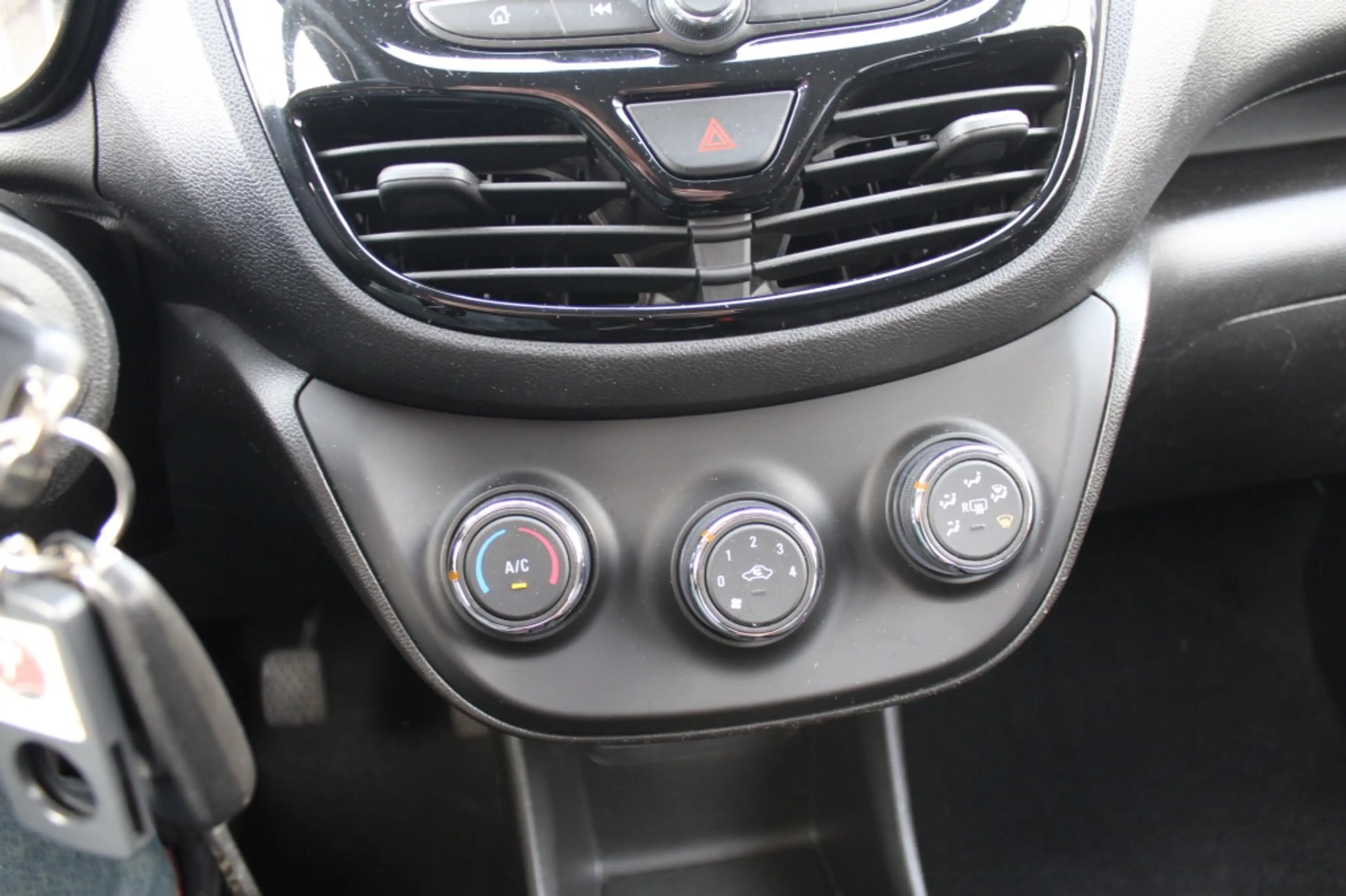 Opel Karl 1.0 120 Jaar Intellilink — photo 15