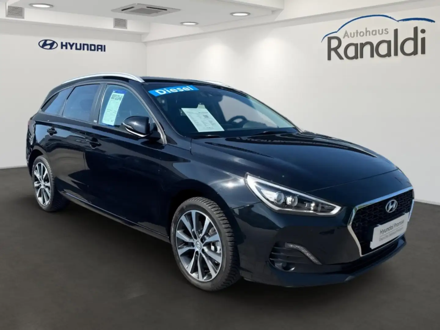 Hyundai i30 cw YES! 1.6 CRDi++Automatik++Navi++Kamera!++ Černá - 1