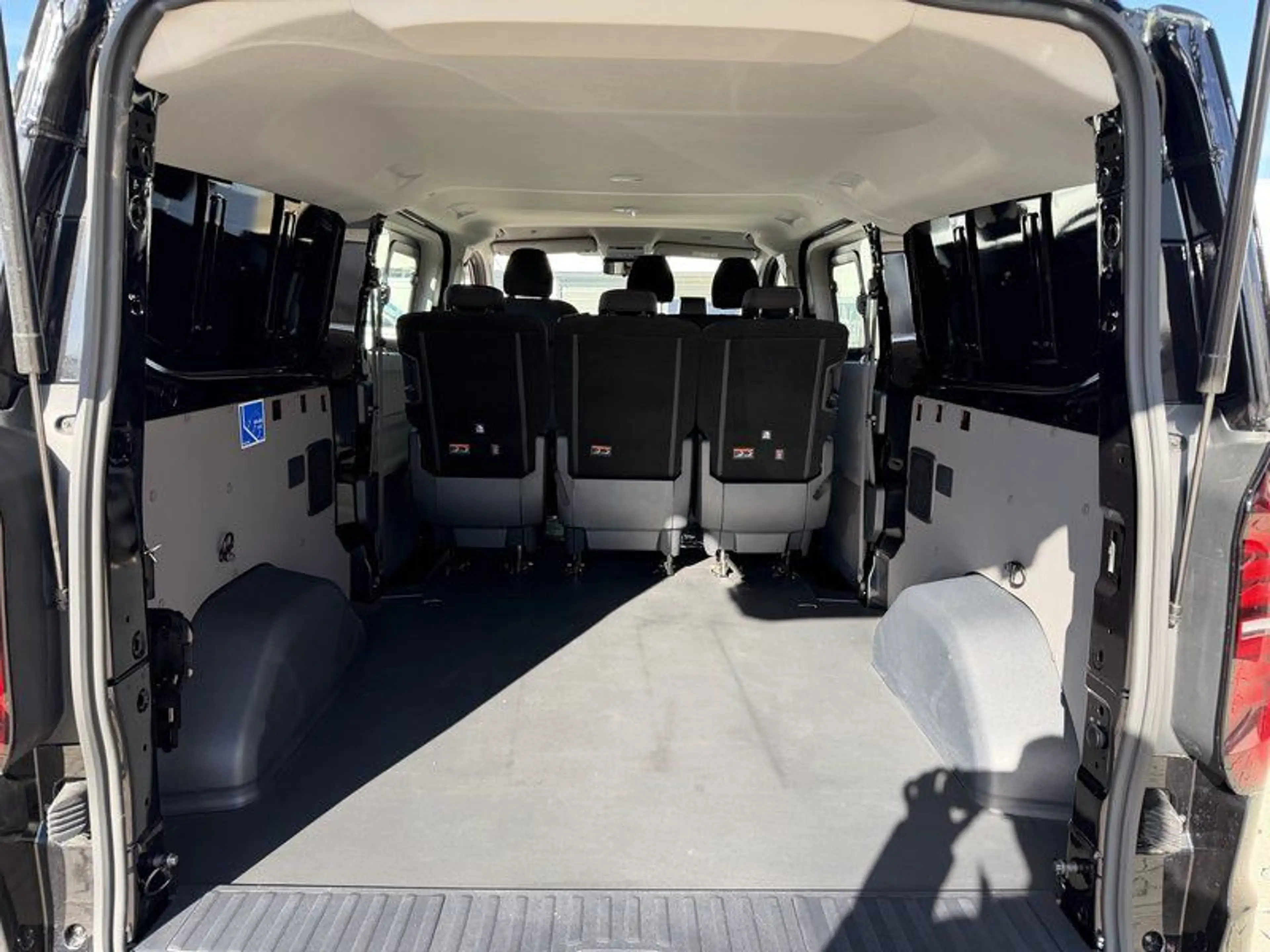 Volkswagen T7 Kombi 6-Sitzer 2xSchiebetüre lang LED Kamera — photo 8