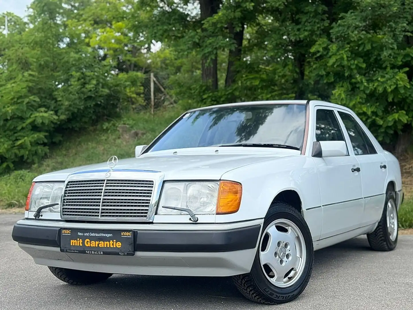 Mercedes-Benz 230 E W124|1.Besitz|nur 128.000KM|sehr guter Zustand| Weiß - 2