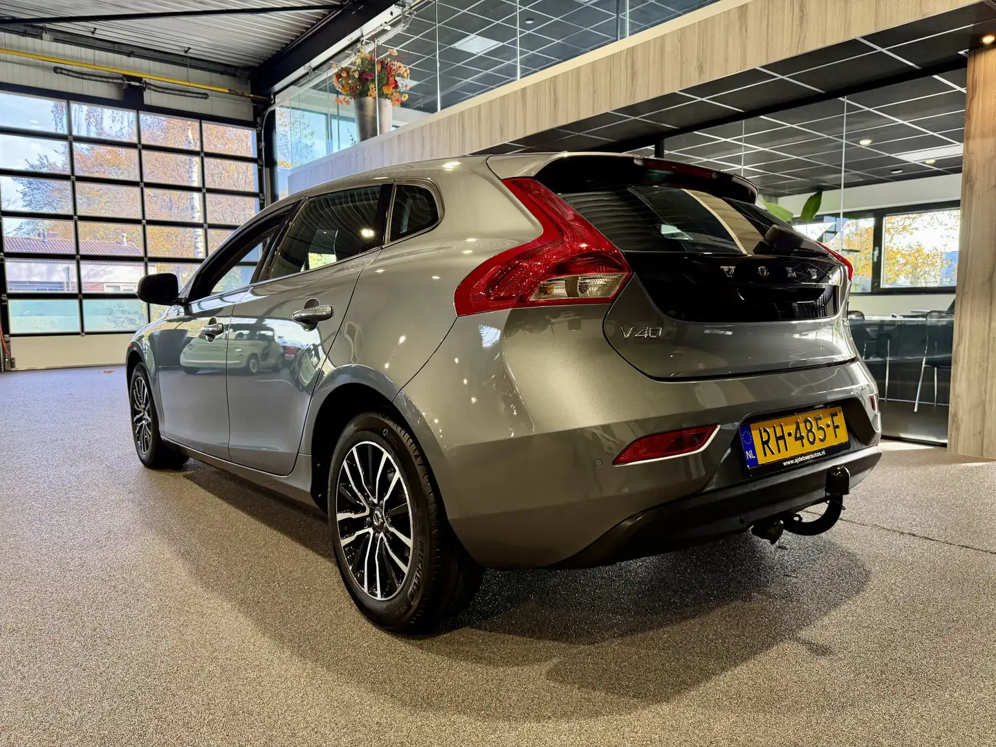 Volvo V40 2.0 T2 Nordic+ Navigatie| Trekhaak | Stoelverwarmi Grijs - 2