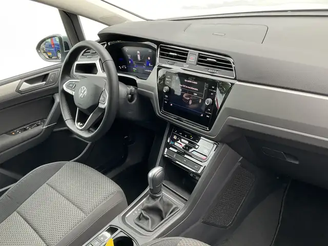 Volkswagen Touran view 3