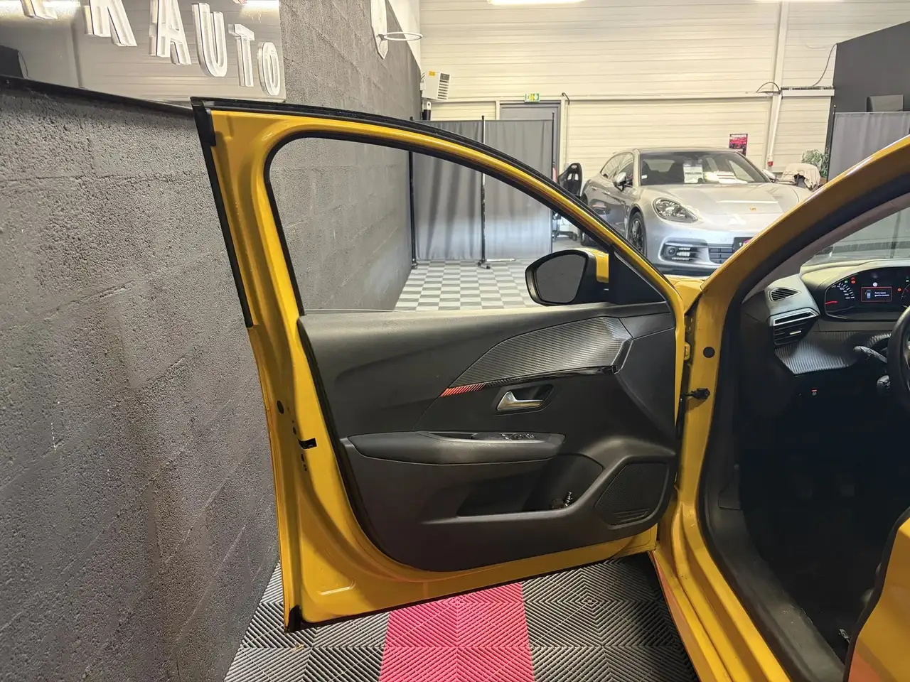 Peugeot 208 208 — photo 31