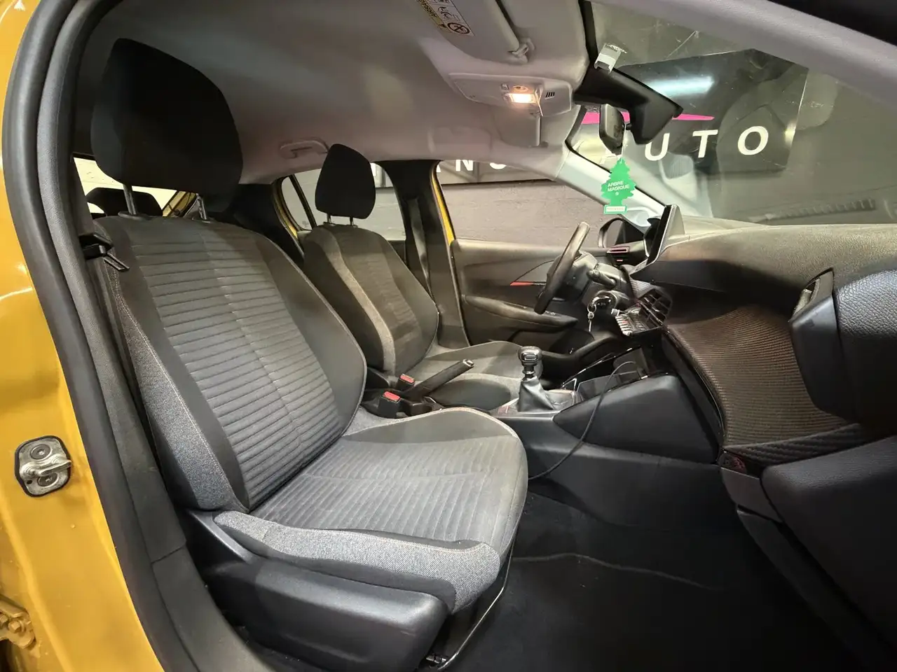 Peugeot 208 208 — photo 12