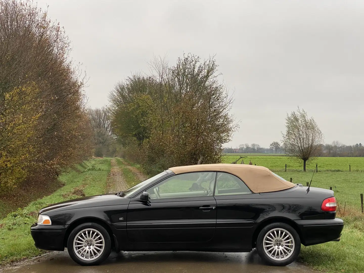 Volvo C70 Convertible 2.0 T Luxury Line Schwarz - 2