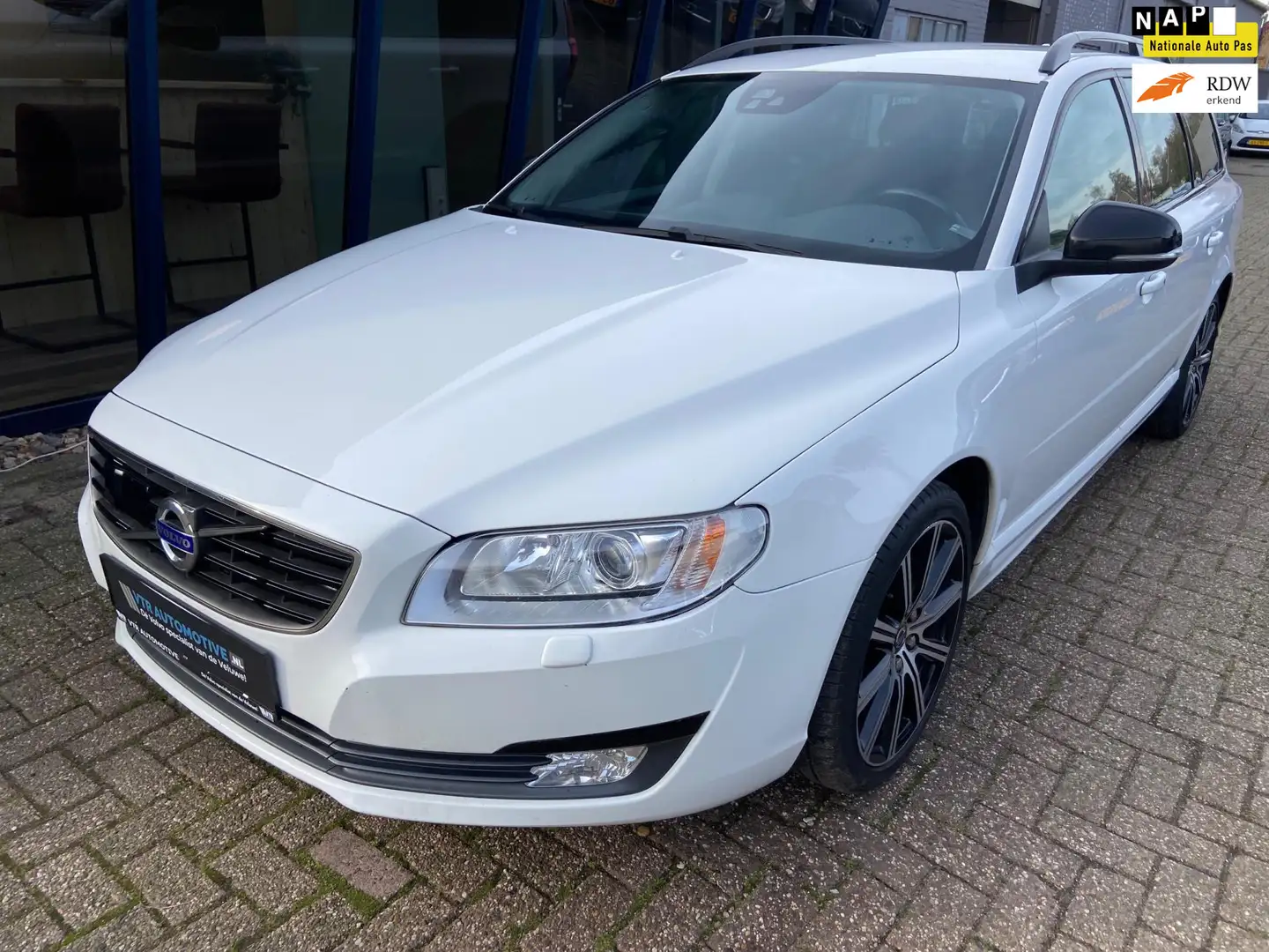 Volvo V70 2.0 T4 Dynamic Edition LEER / NAVI / 1e Eigenaar Wit - 1