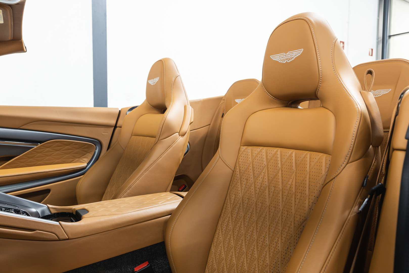 Aston Martin DB12 Volante -  - Joinsteer - #3